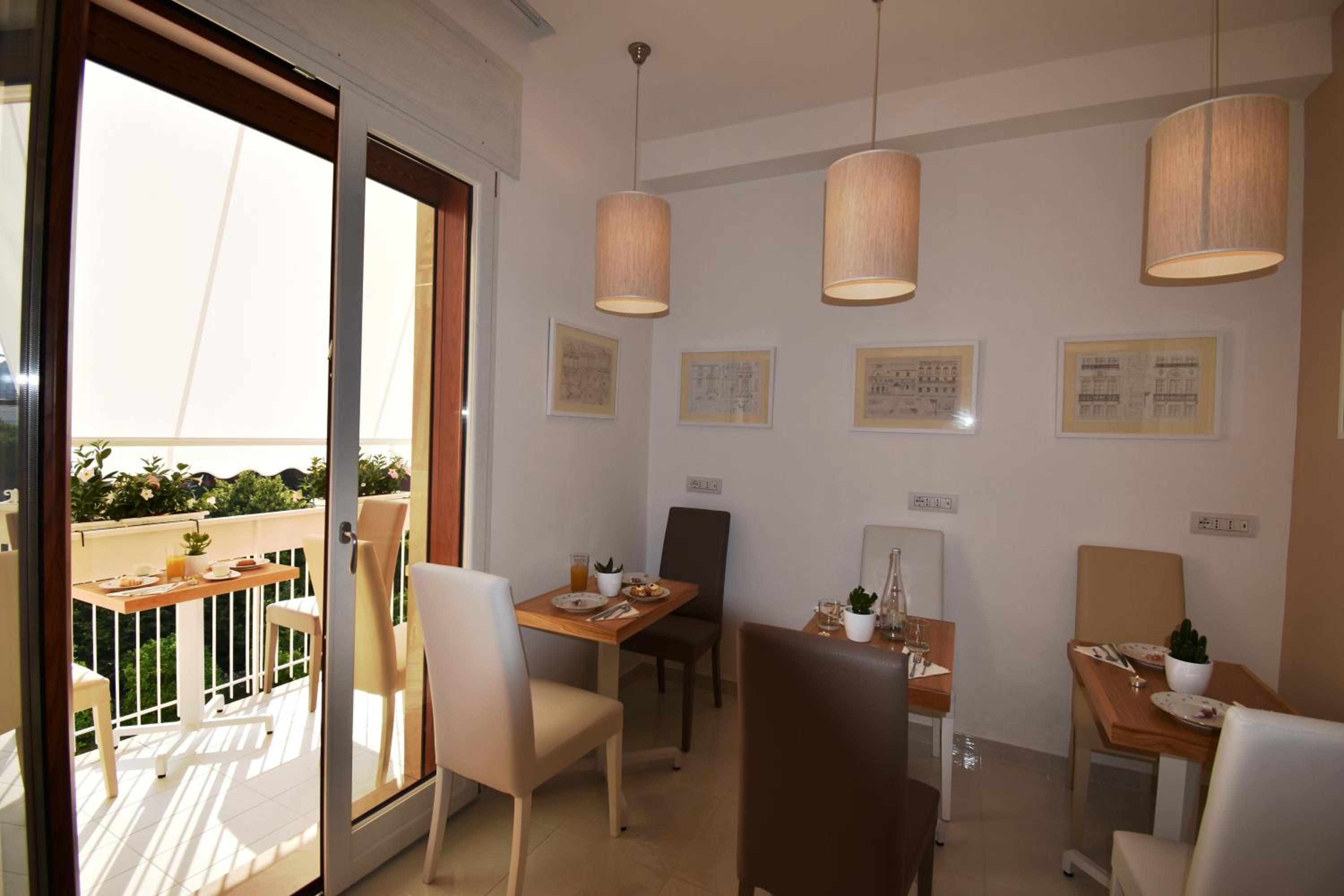 Junior Suite with Balcony - Photo 5