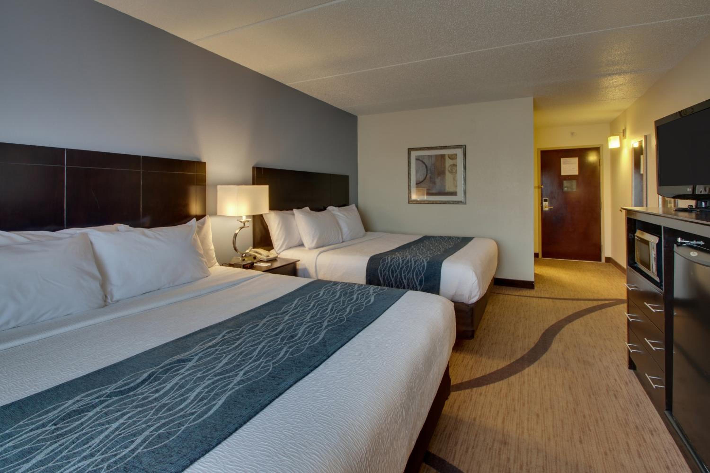 King Room with Two King Beds - Photo 9