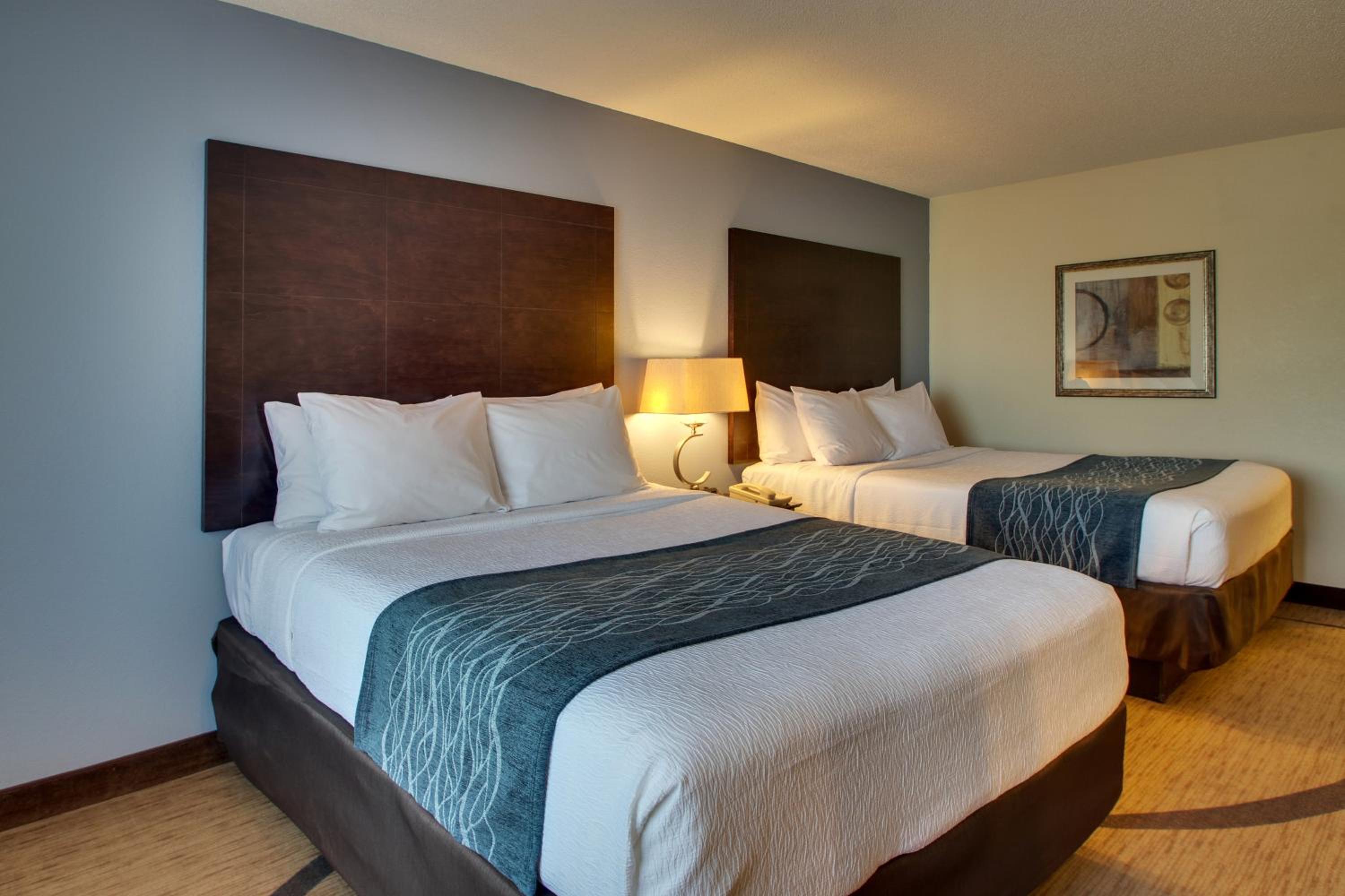 Queen Room with Two Queen Beds - Photo 3