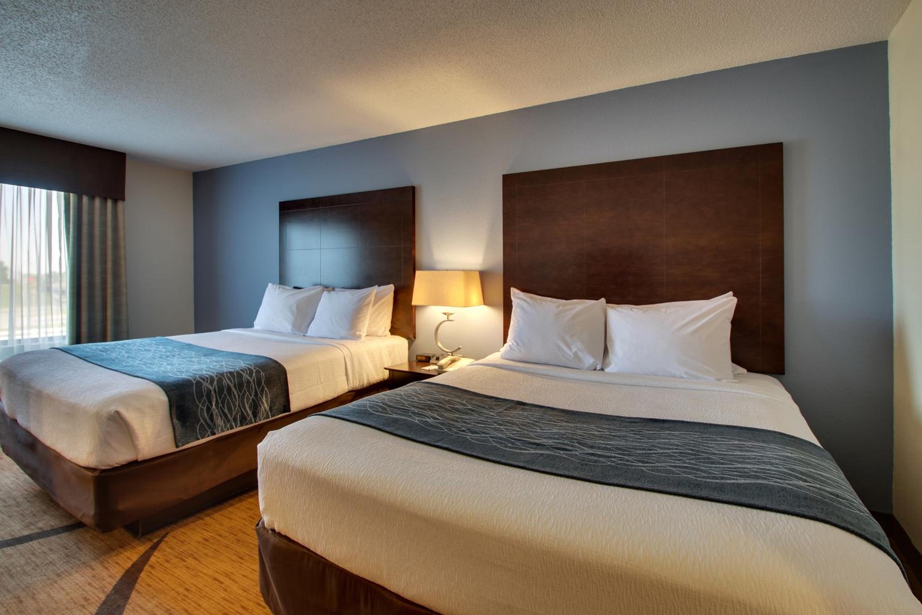 Queen Room with Two Queen Beds - Photo 5