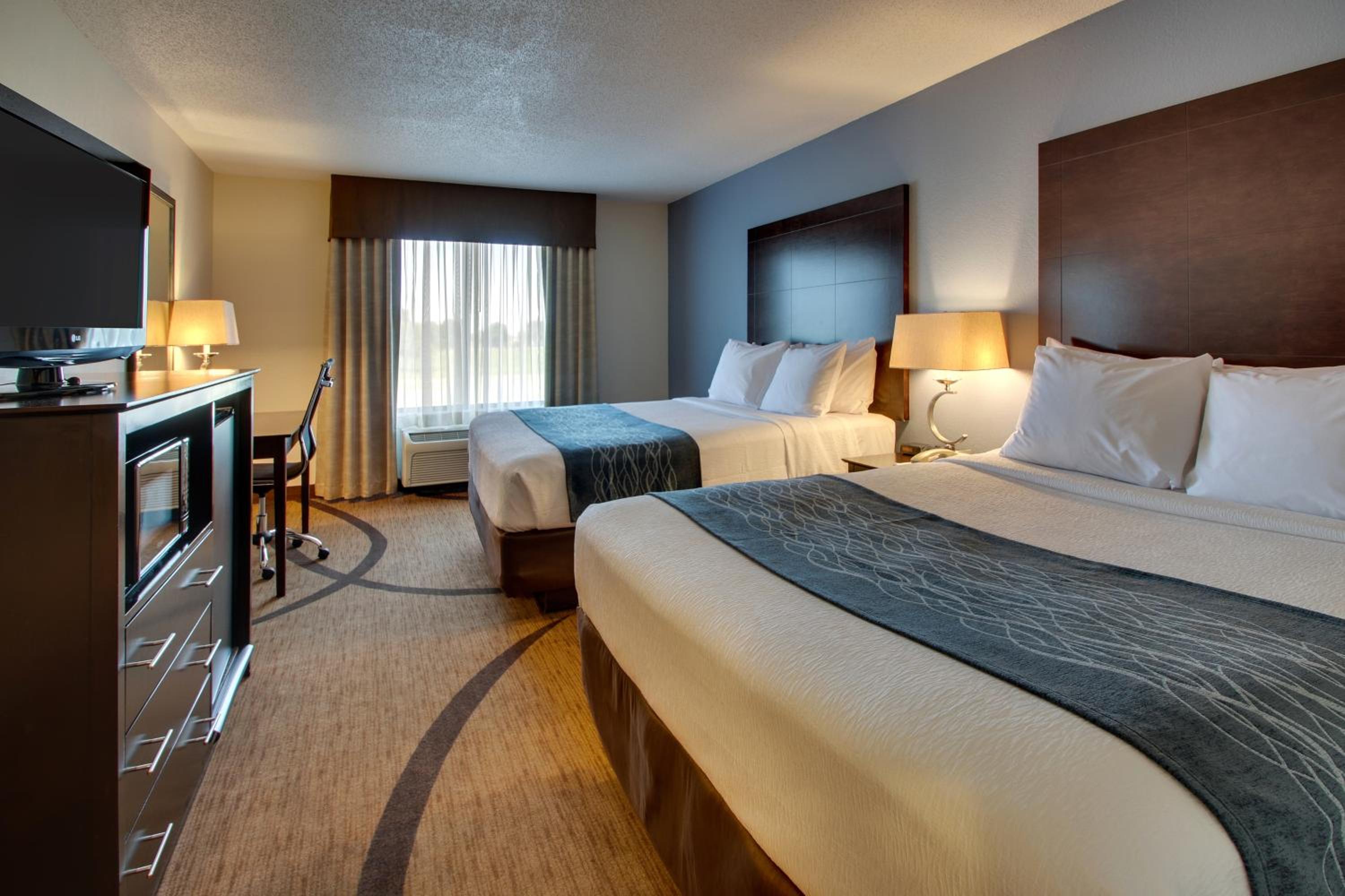 Queen Room with Two Queen Beds - Photo 4