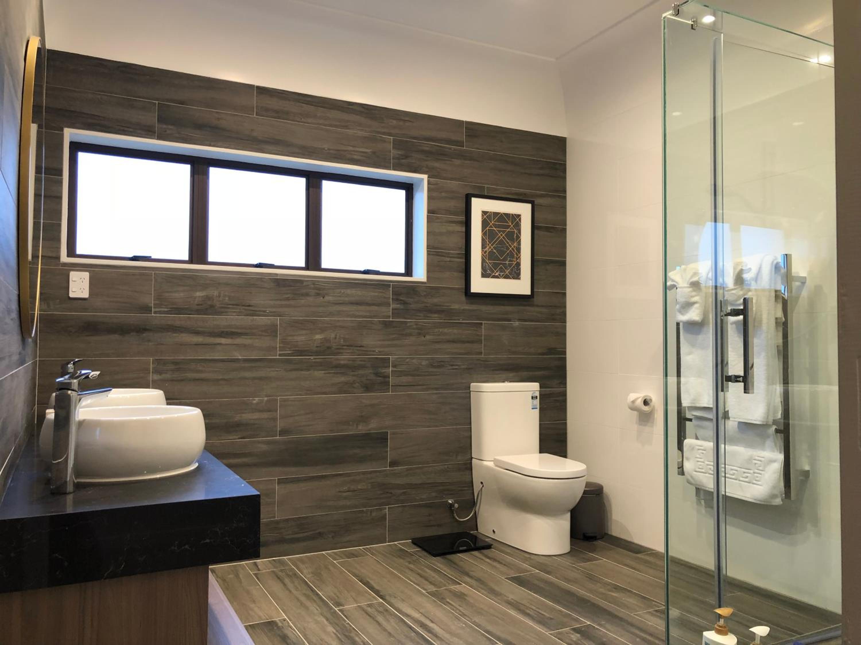 Five-Bedroom House - Photo 28