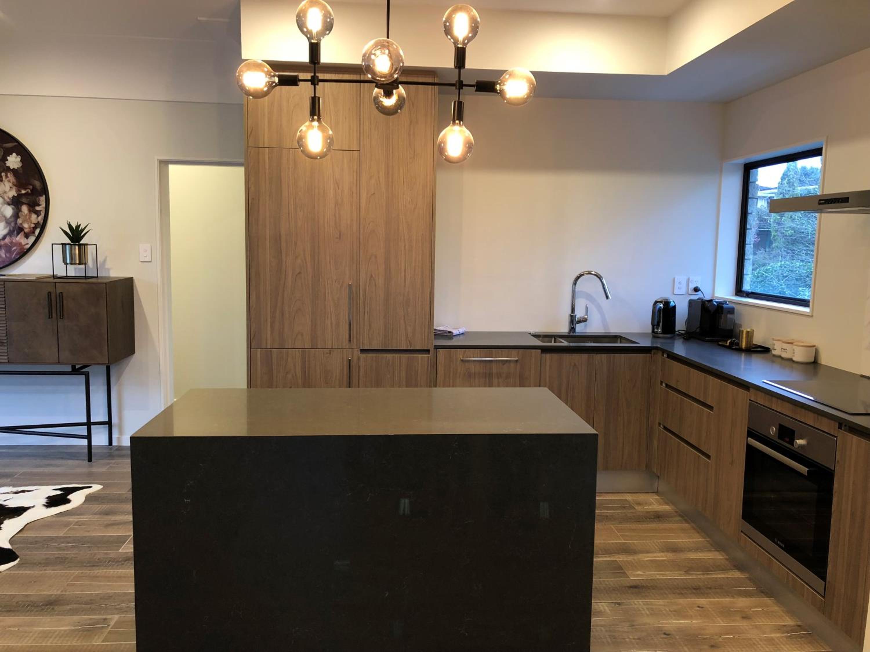 Five-Bedroom House - Photo 3