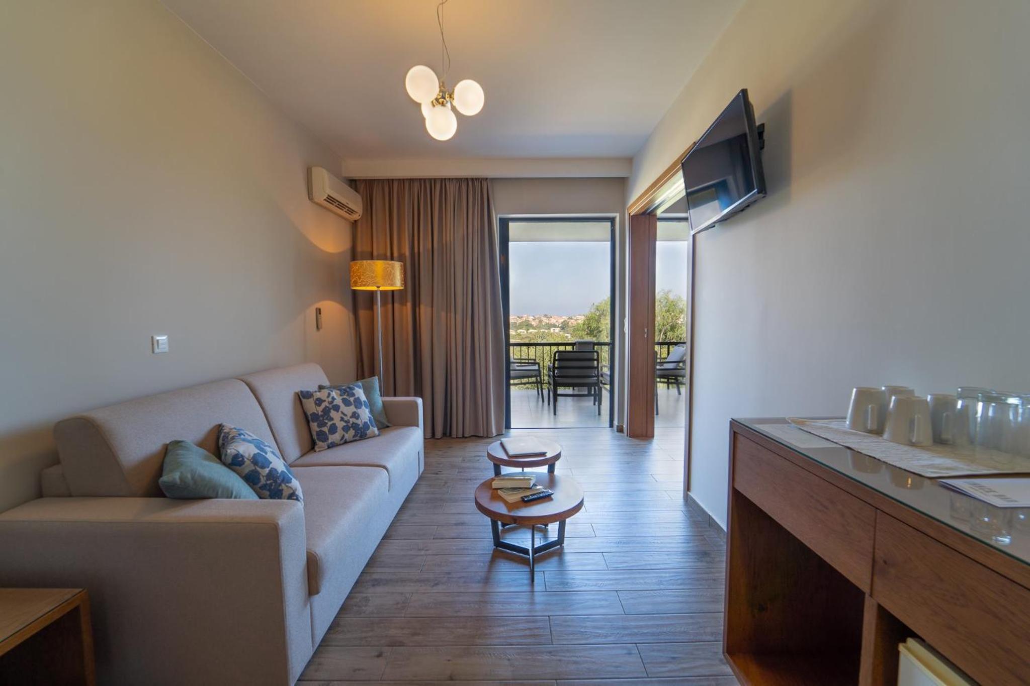 Deluxe Suite with Sea View - Photo 16