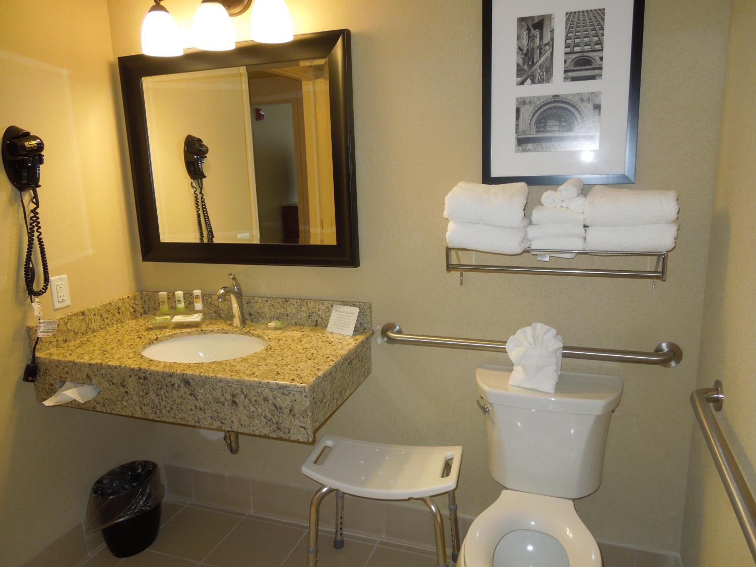 Queen Room with Two Queen Beds - Disability Access photo 3