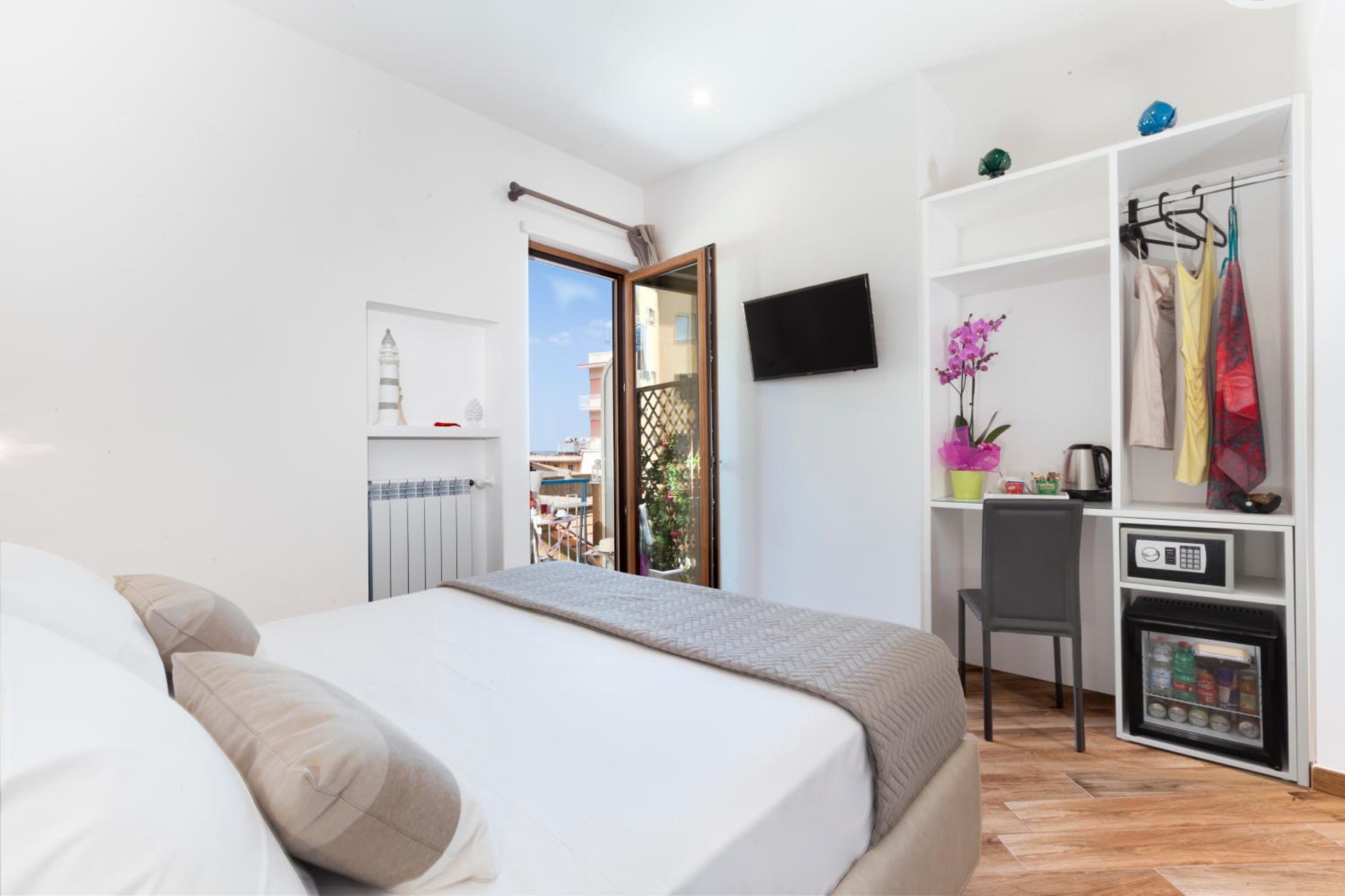Deluxe Double Room with Balcony - Photo 3