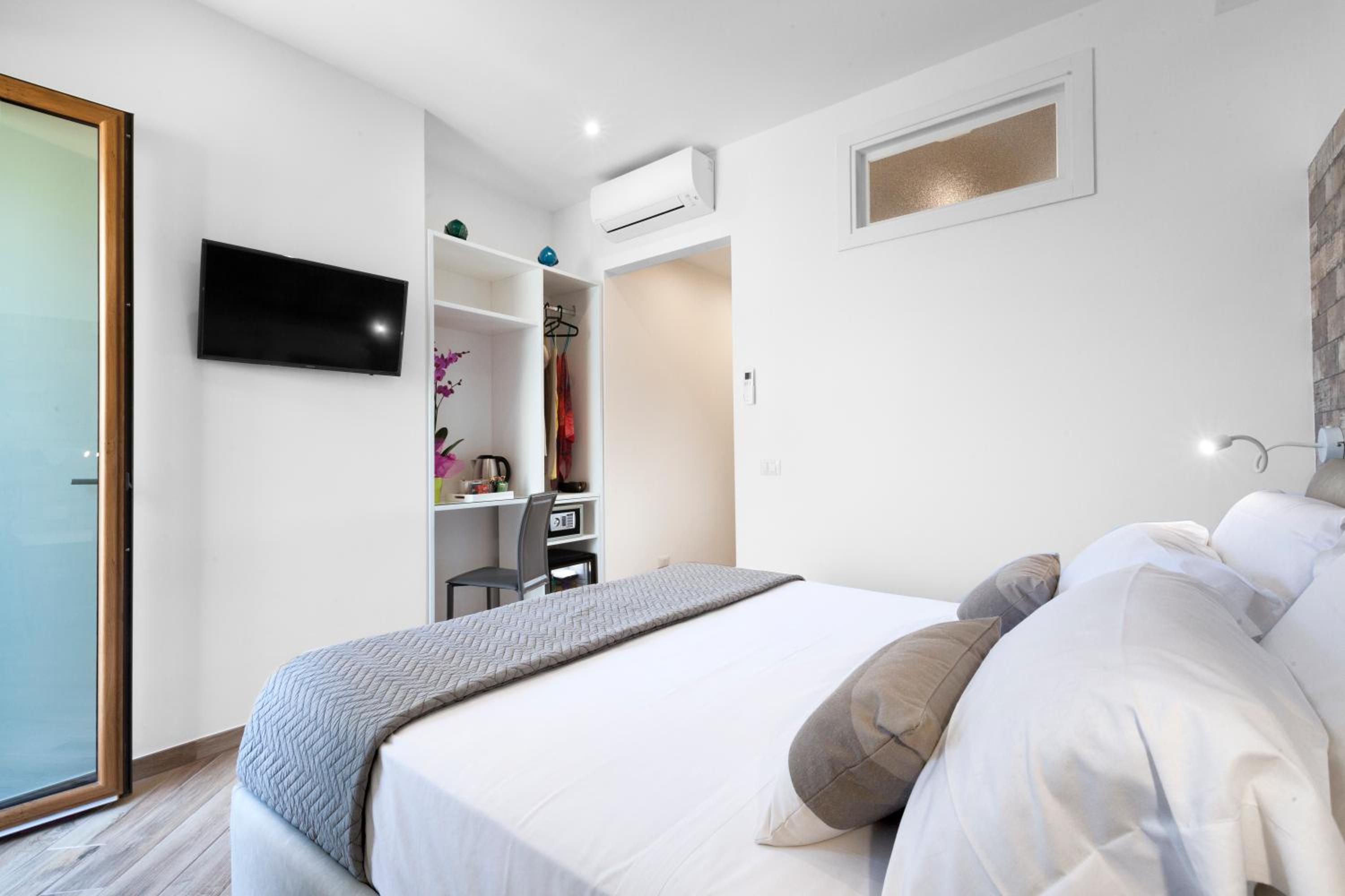 Deluxe Double Room with Balcony - Photo 4