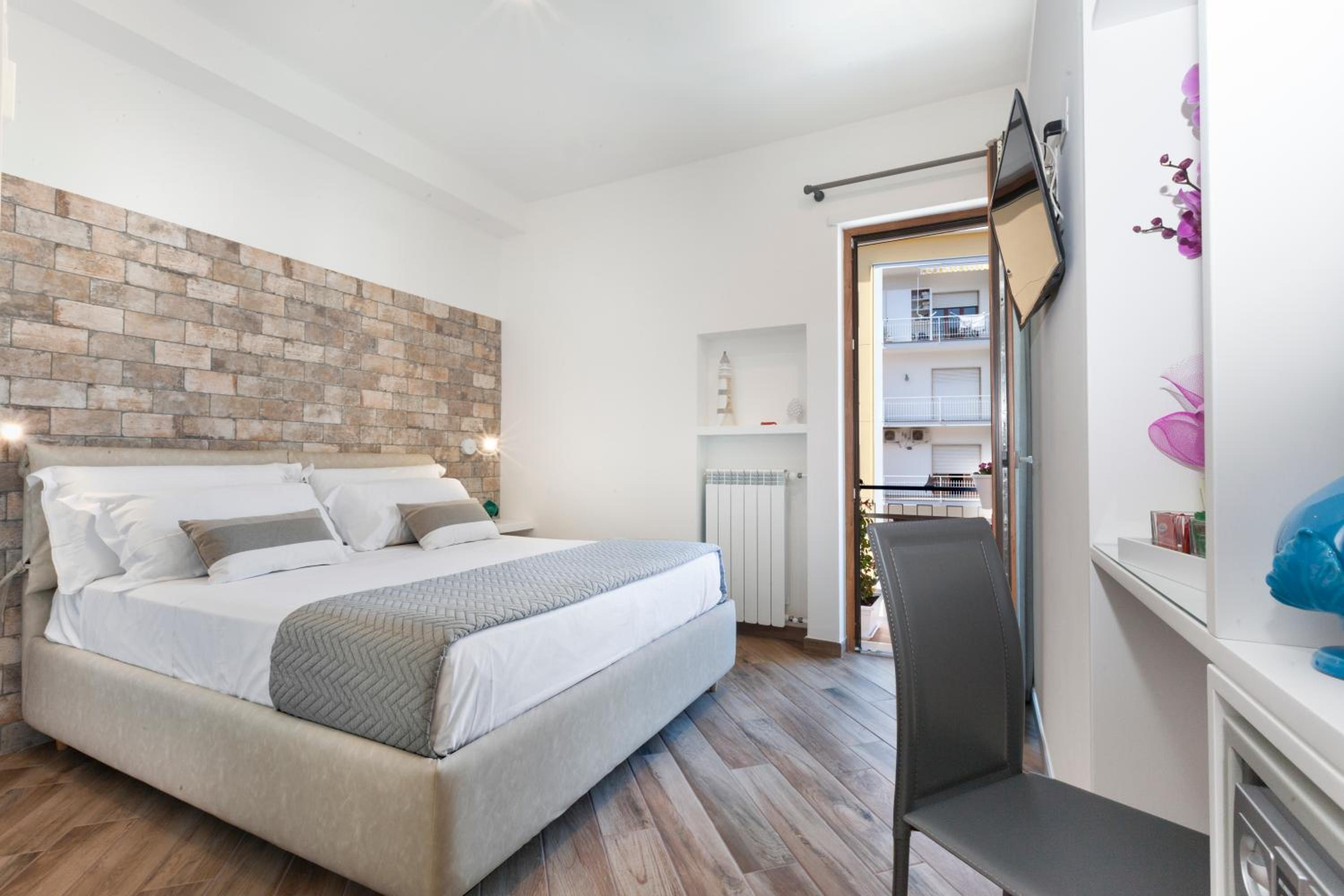 Deluxe Double Room with Balcony - Photo 8