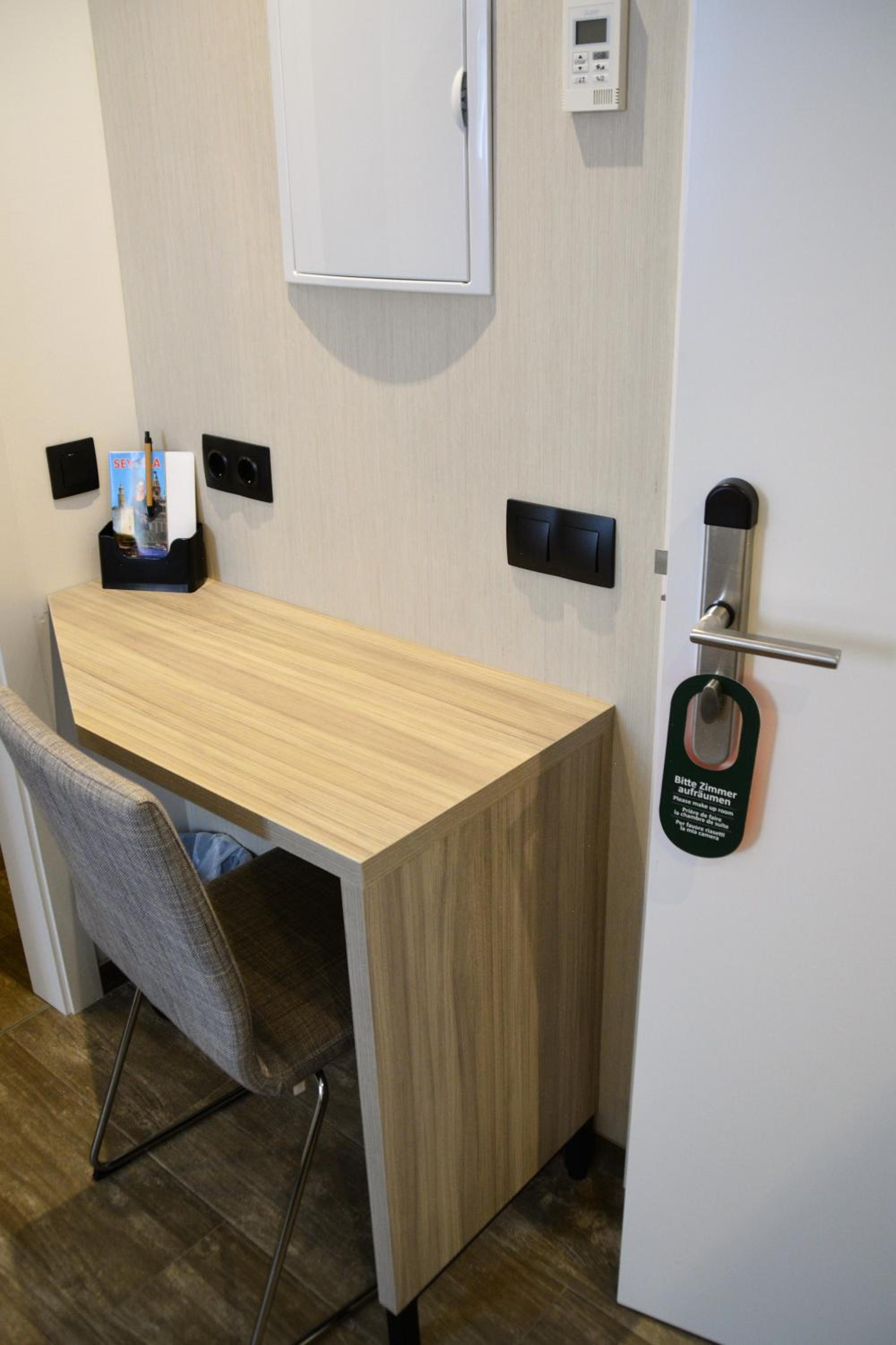 Queen Room with Private Bathroom - Photo 33