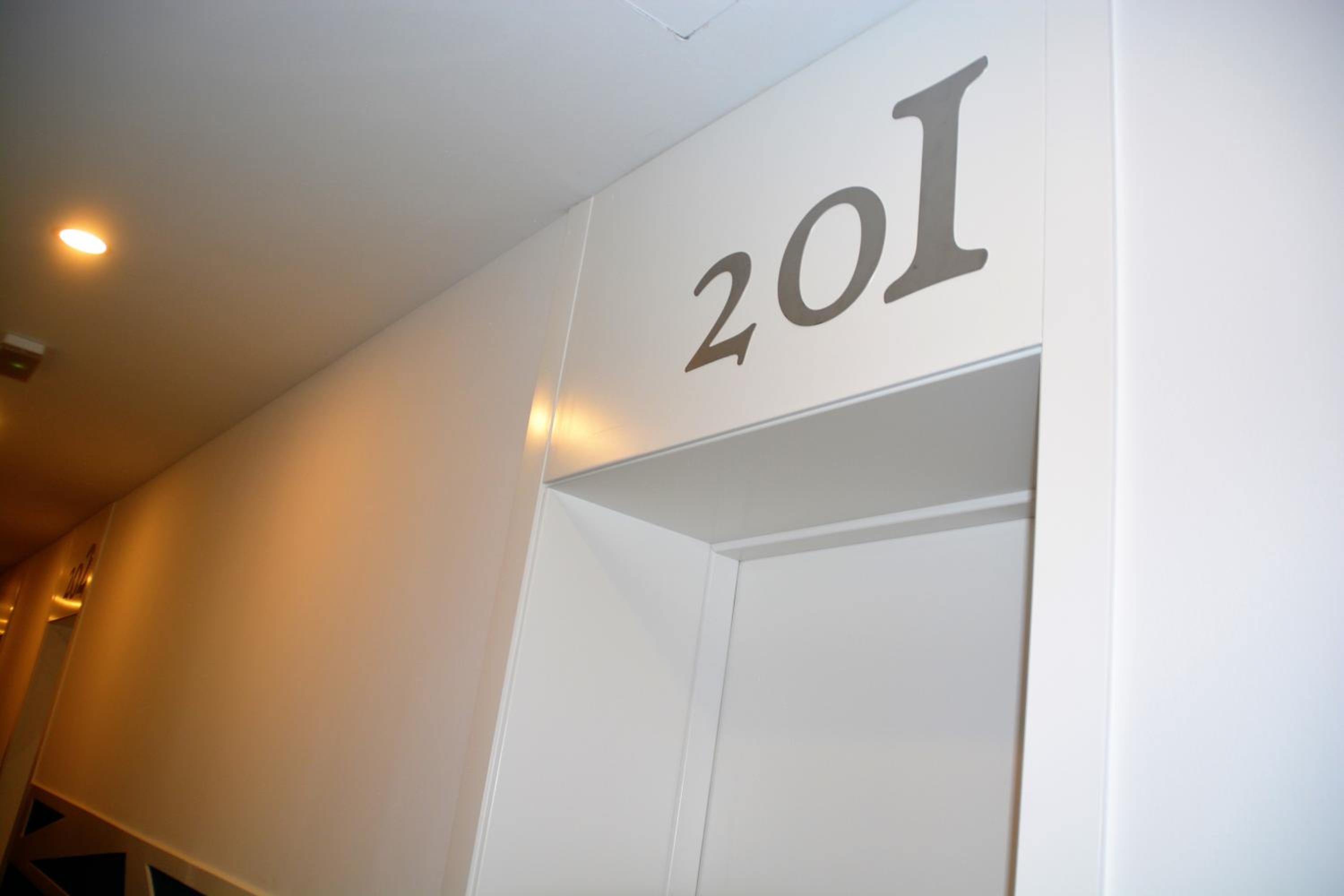 Queen Room with Private Bathroom - Photo 2