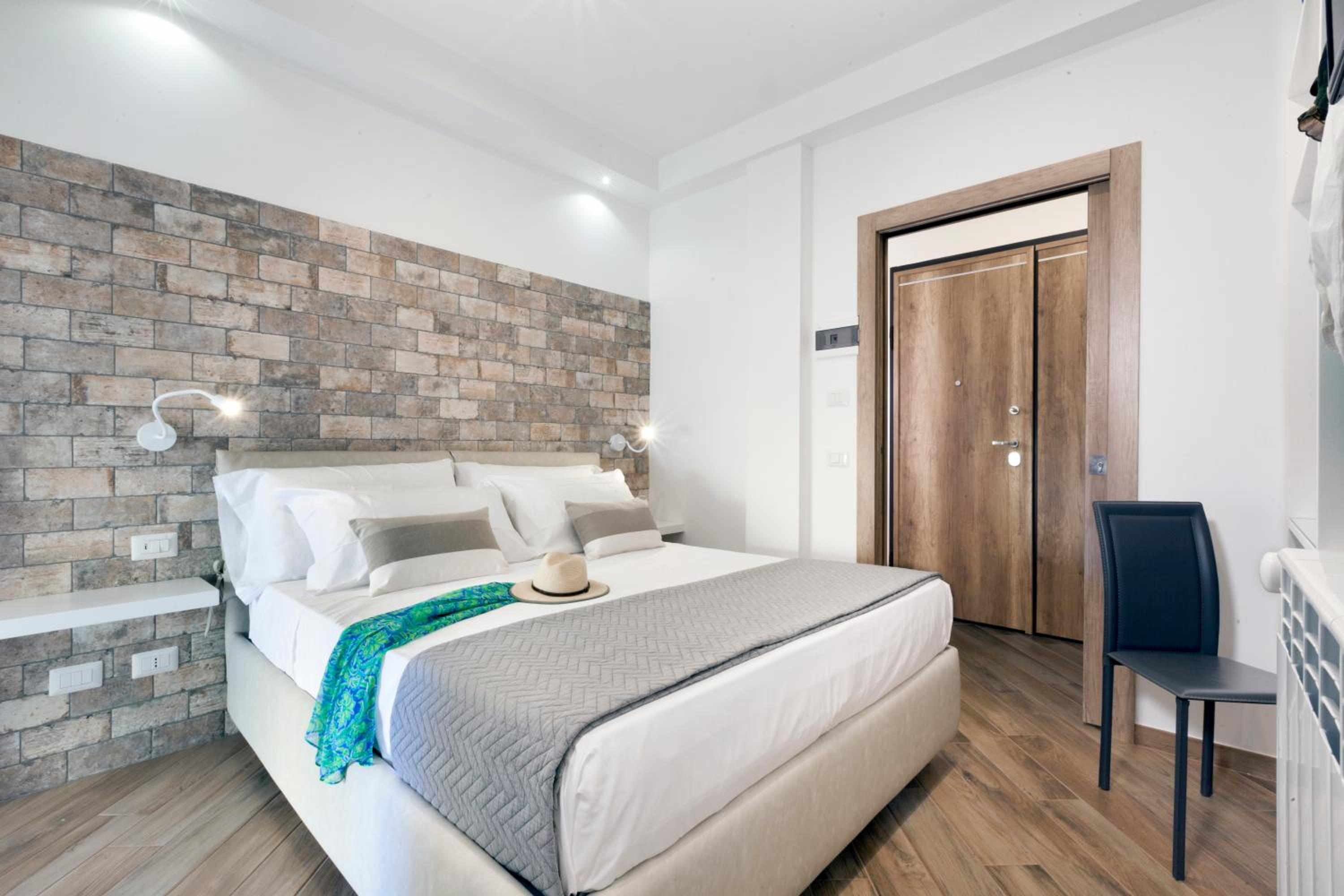 Deluxe Double Room with Balcony - Photo 7