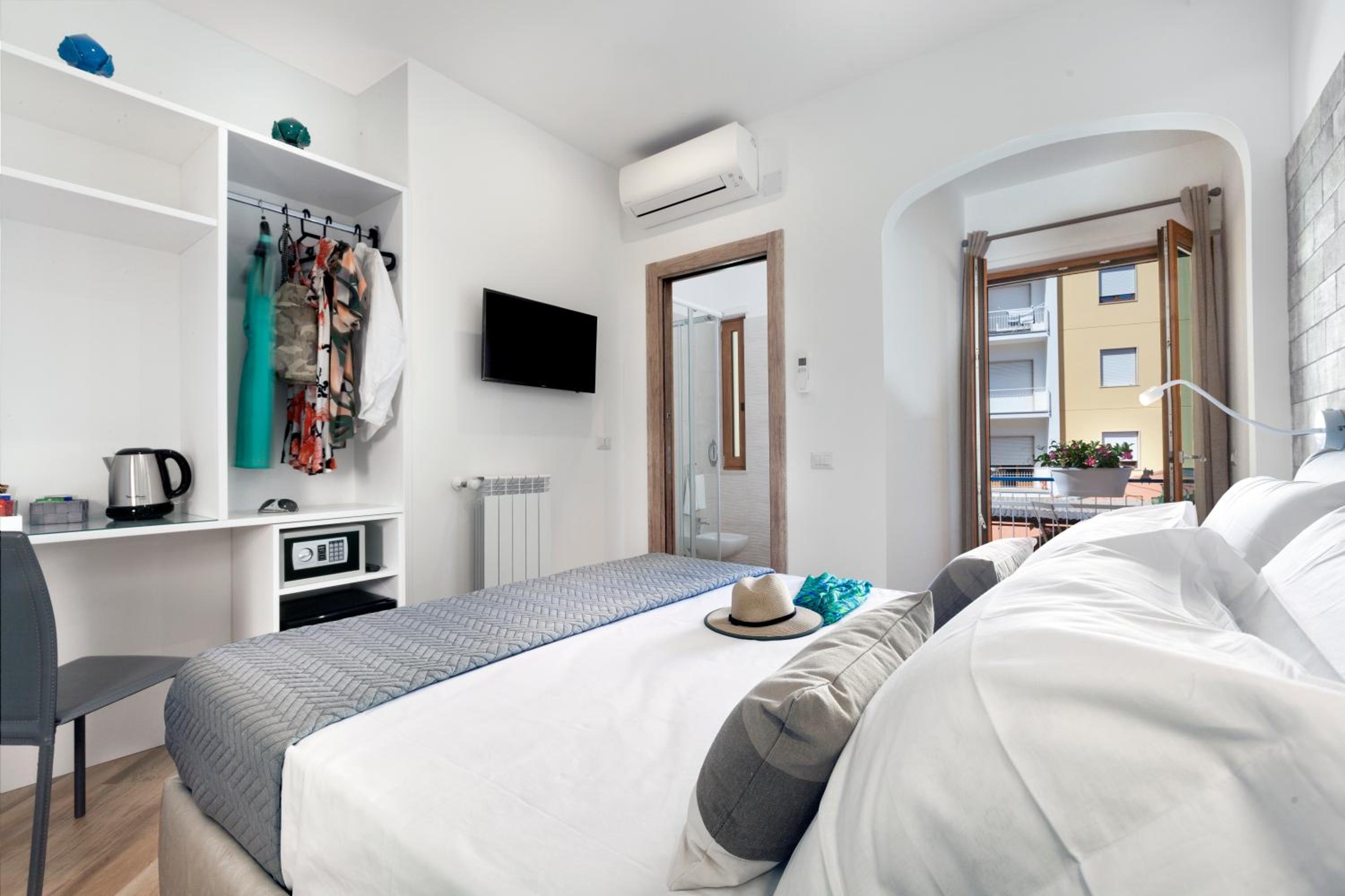 Deluxe Double Room with Balcony - Photo 23