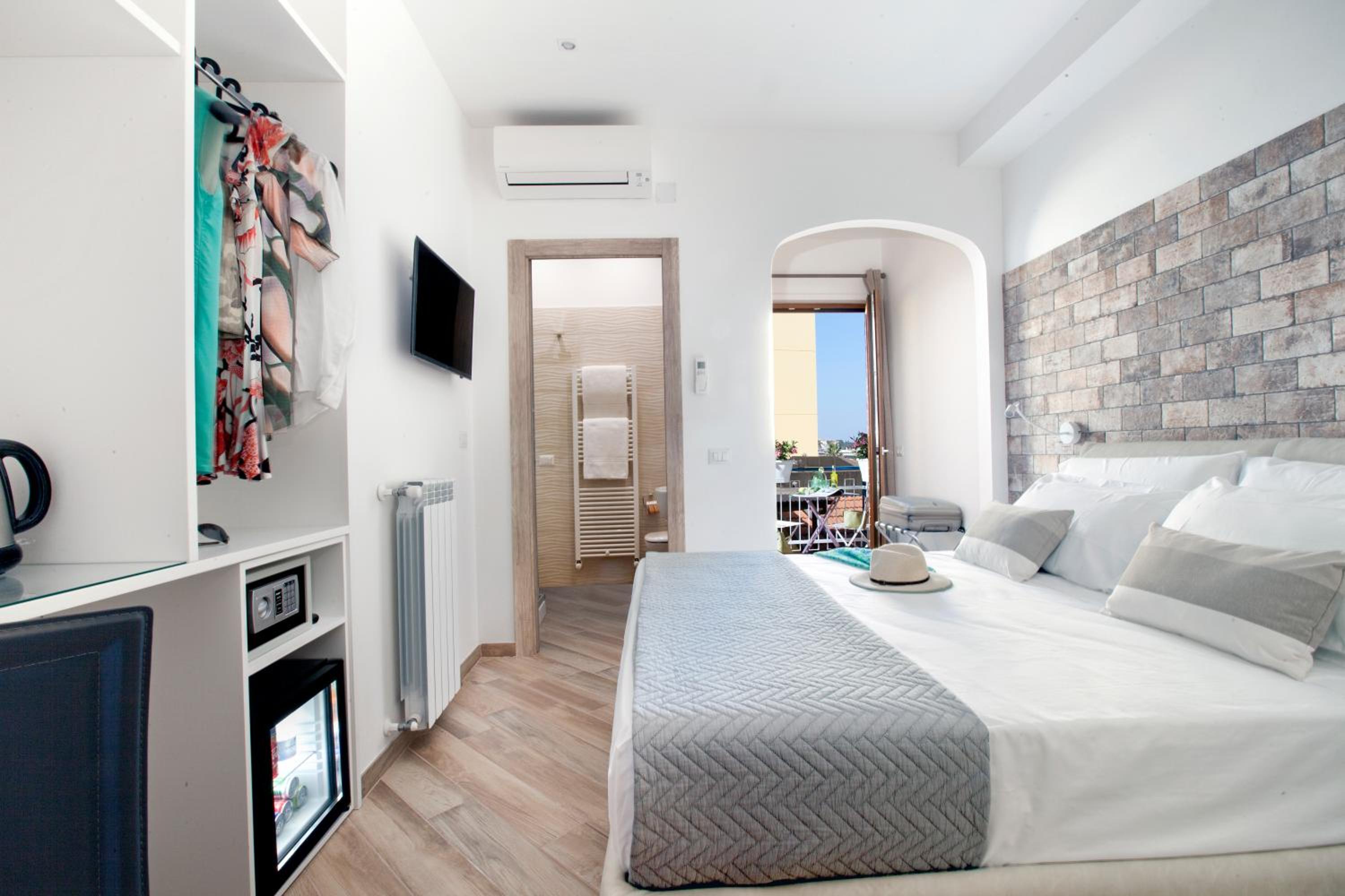 Deluxe Double Room with Balcony - Photo 1