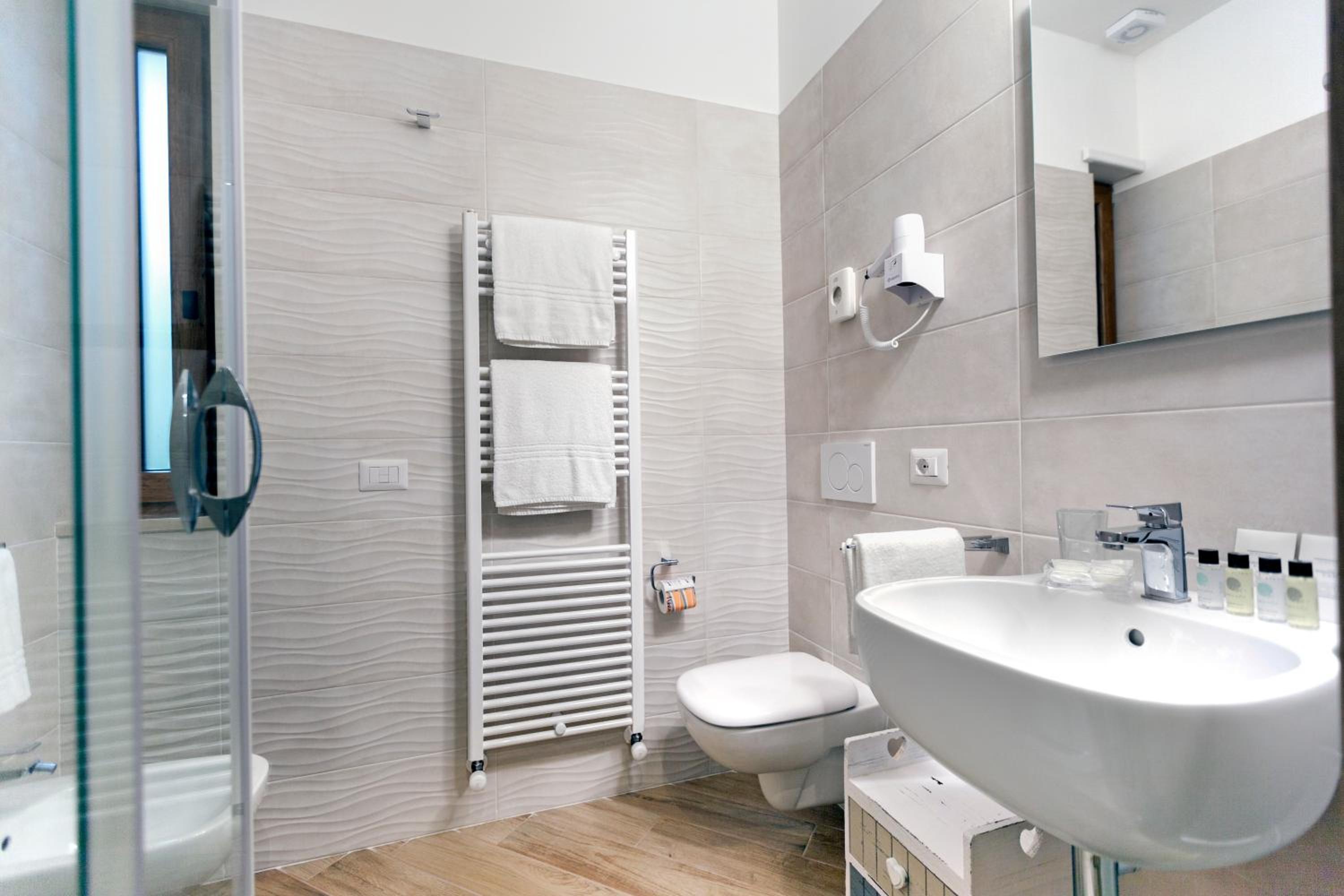 Deluxe Double Room with Balcony - Photo 5