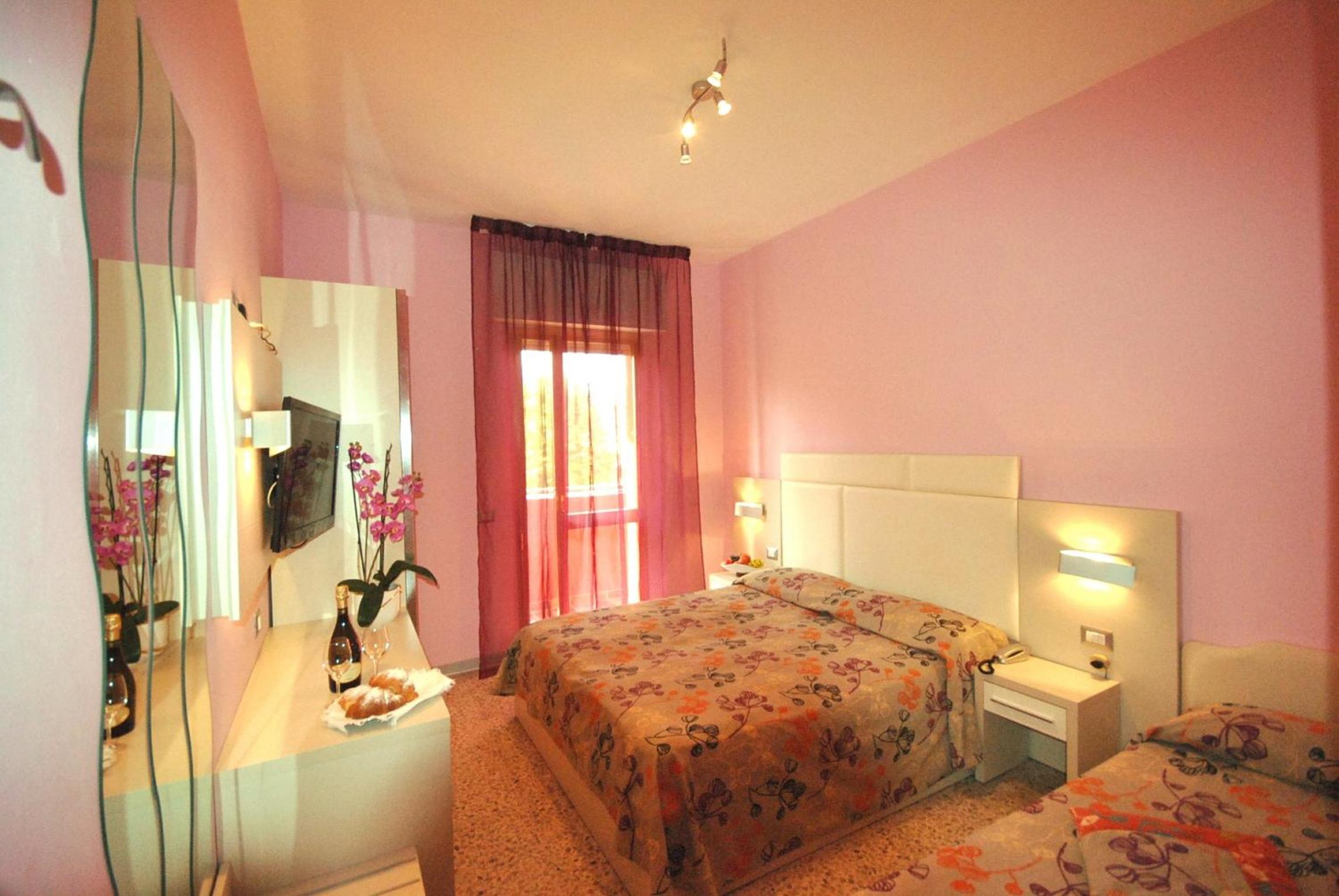 Quadruple Room with Balcony photo 3