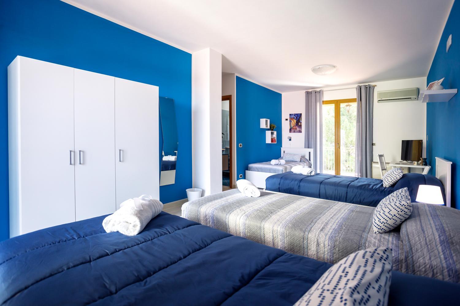 Quadruple Room with Mountain View photo 3