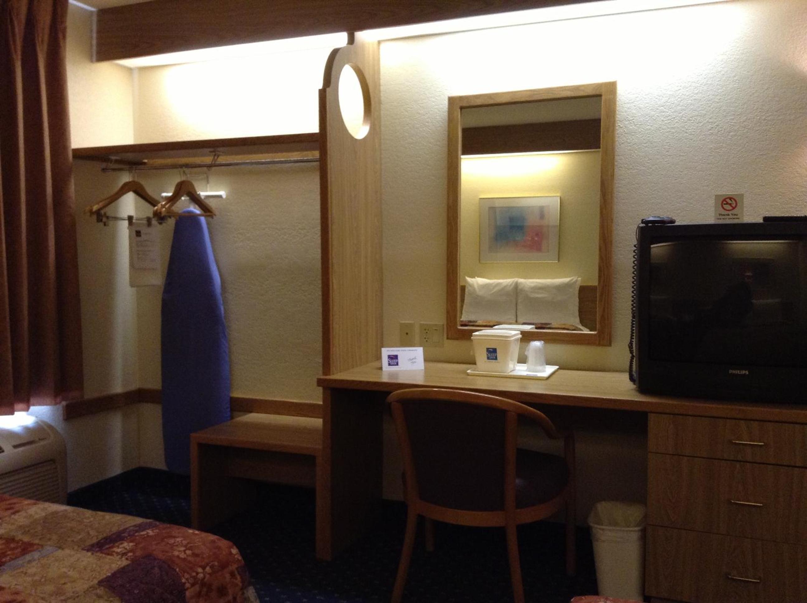 Deluxe Double Room with Two Double Beds - Non-Smoking - Photo 4