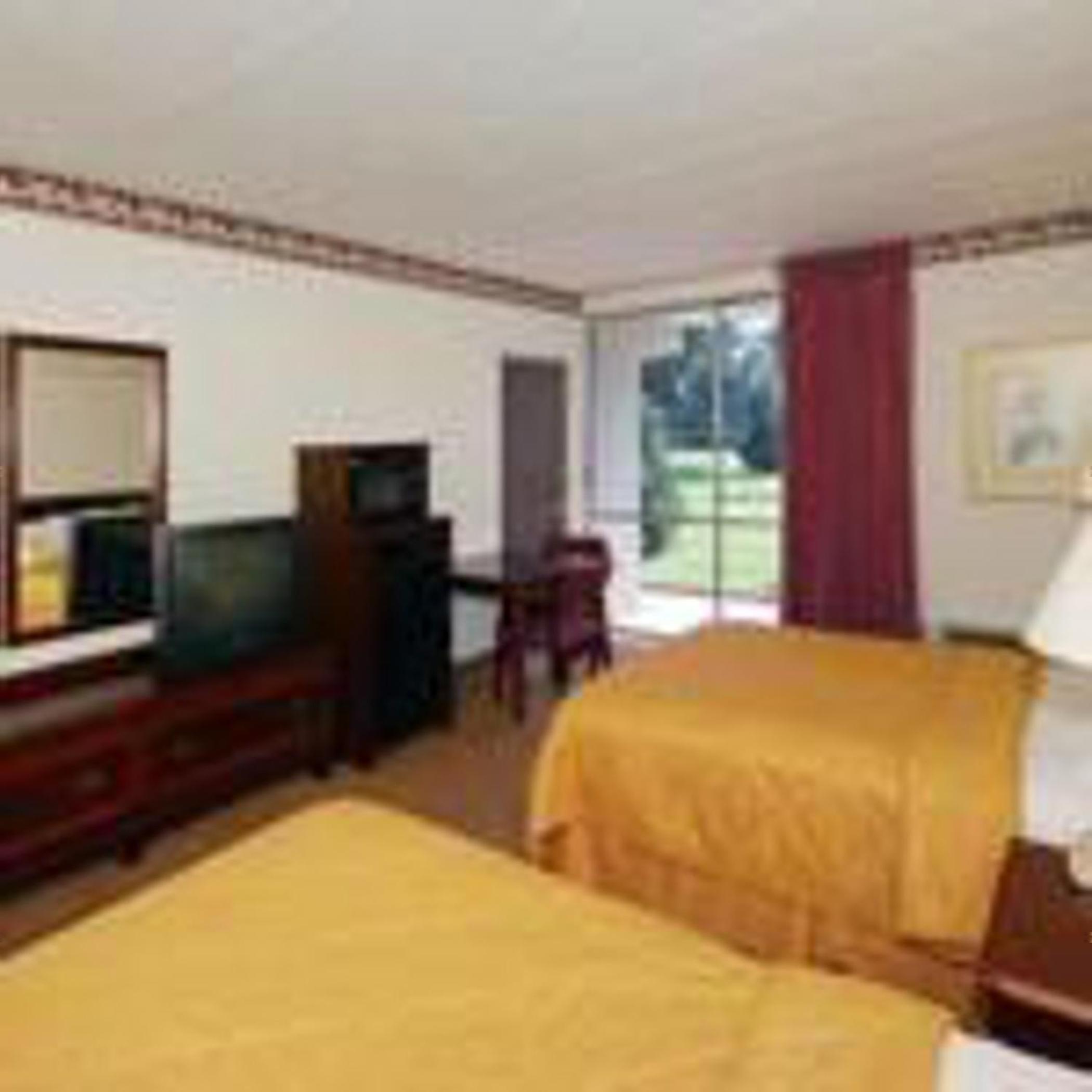 Standard Double Room with 2 Double Beds - Smoking - Photo 4