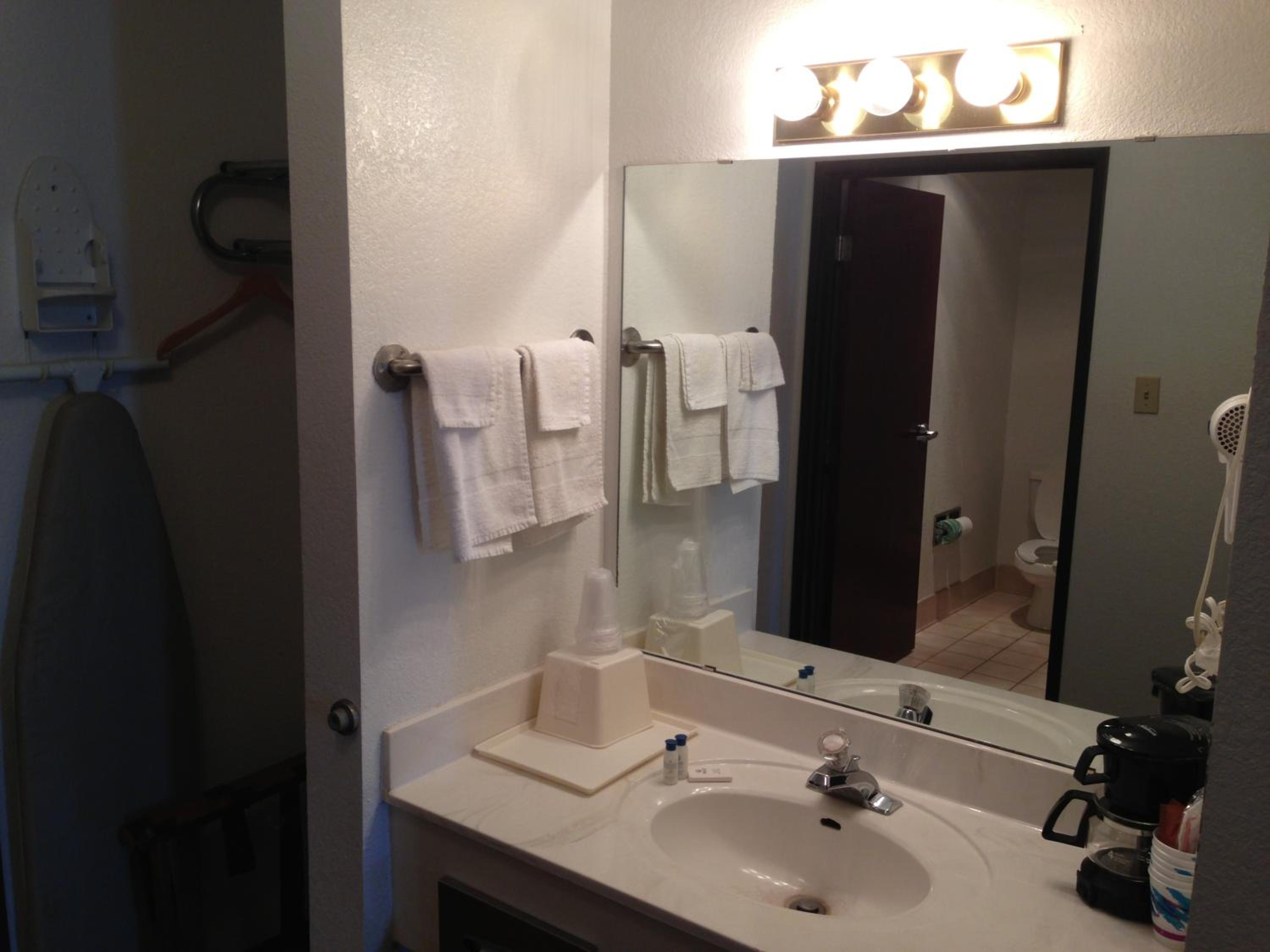 King Room - Non-Smoking - Photo 6