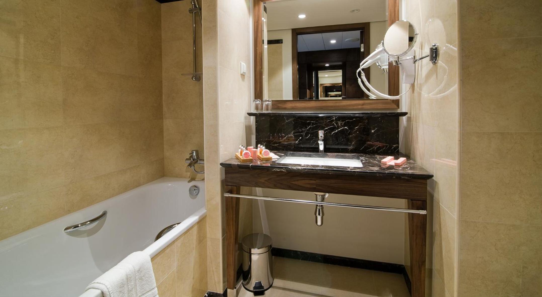 Business Double or Twin Room - Photo 3