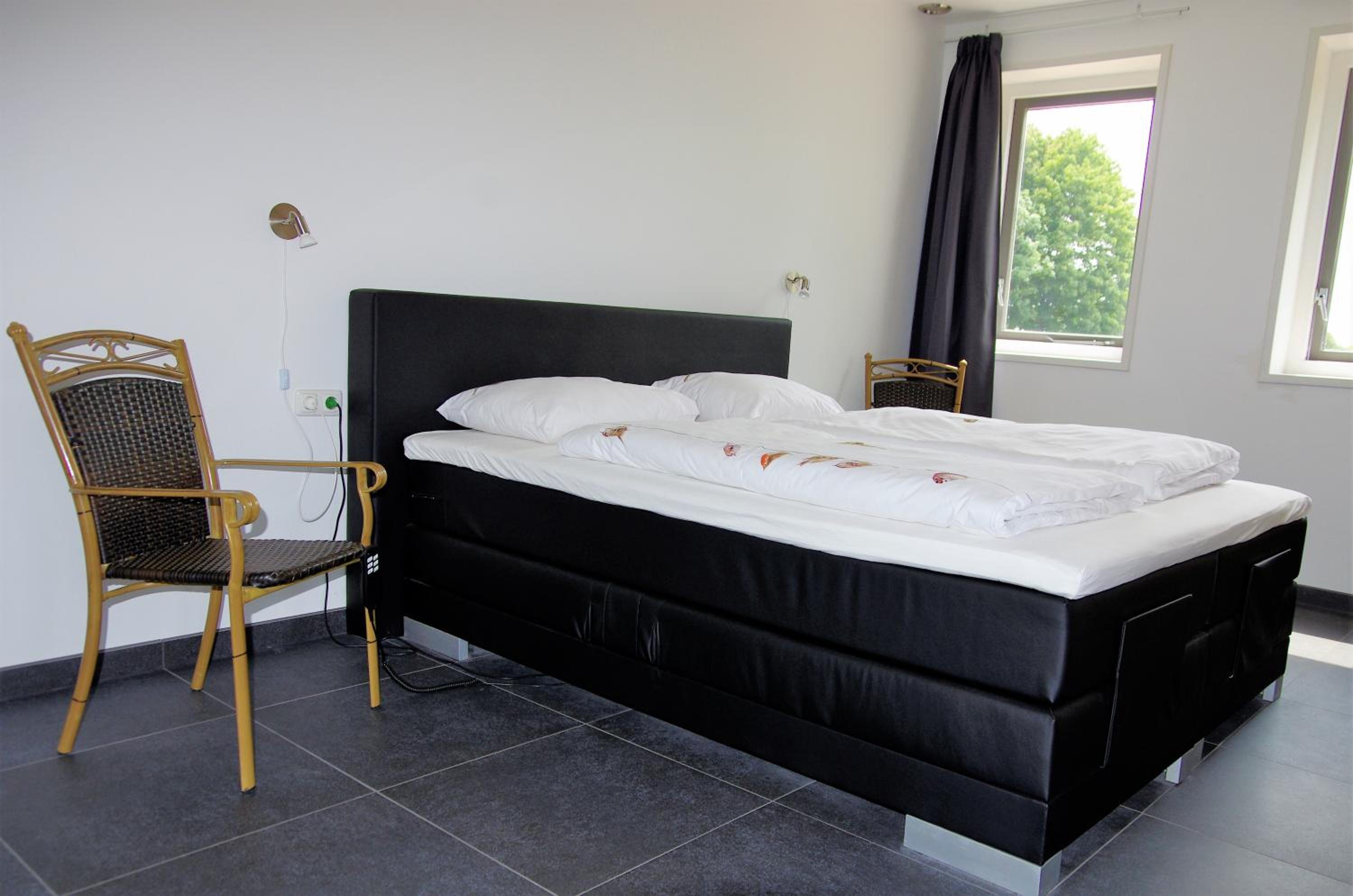 Quadruple Room with Private Bathroom - Photo 2