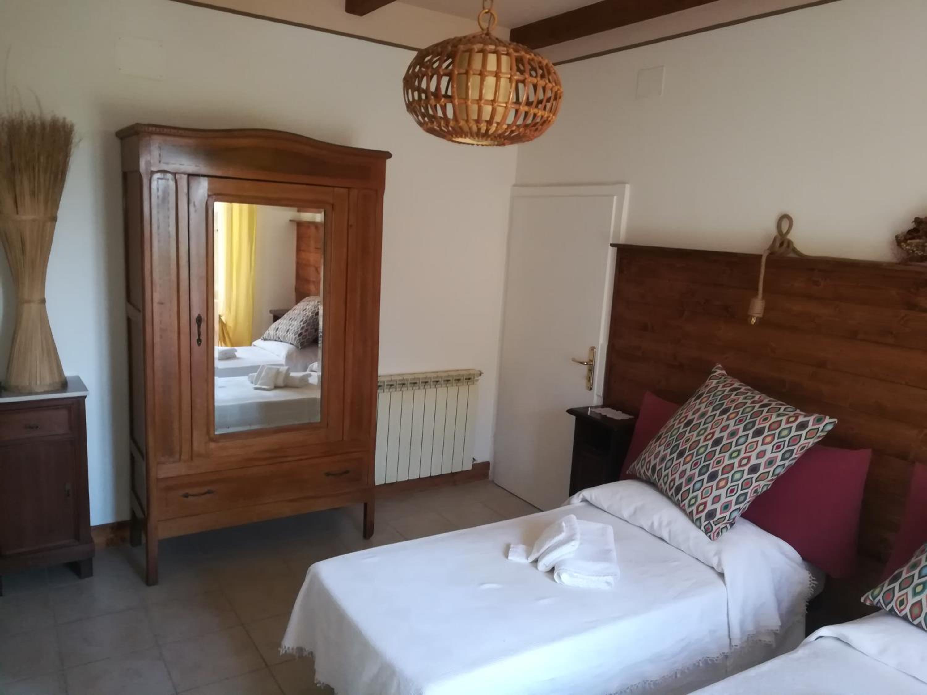 Deluxe Room (2 Adults + 1 Child) - Photo 4