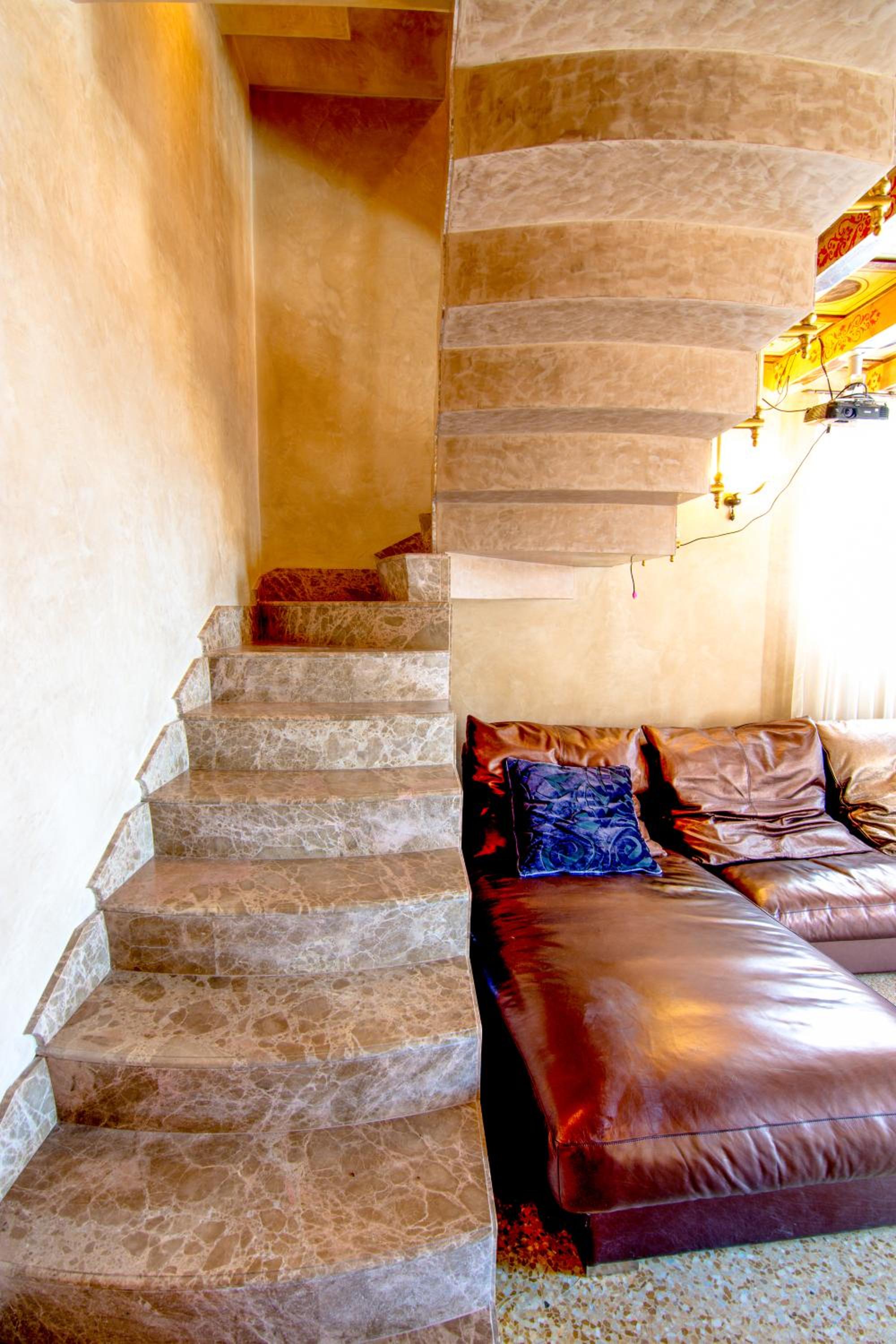 Apartment - Split Level - Photo 25