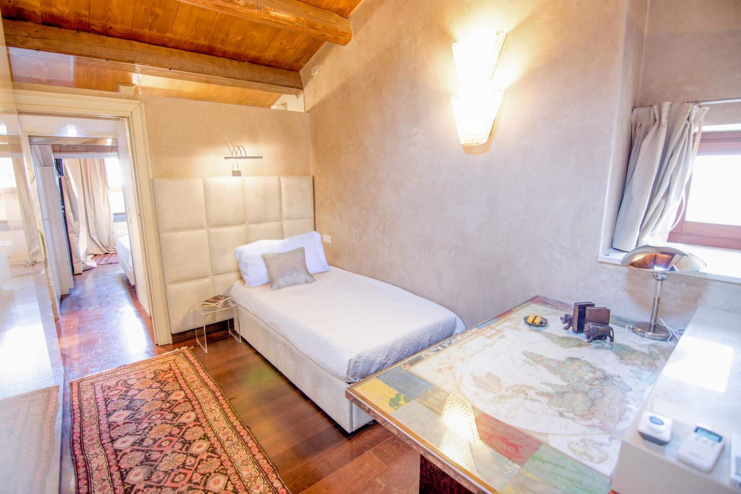 Apartment - Split Level - Photo 18