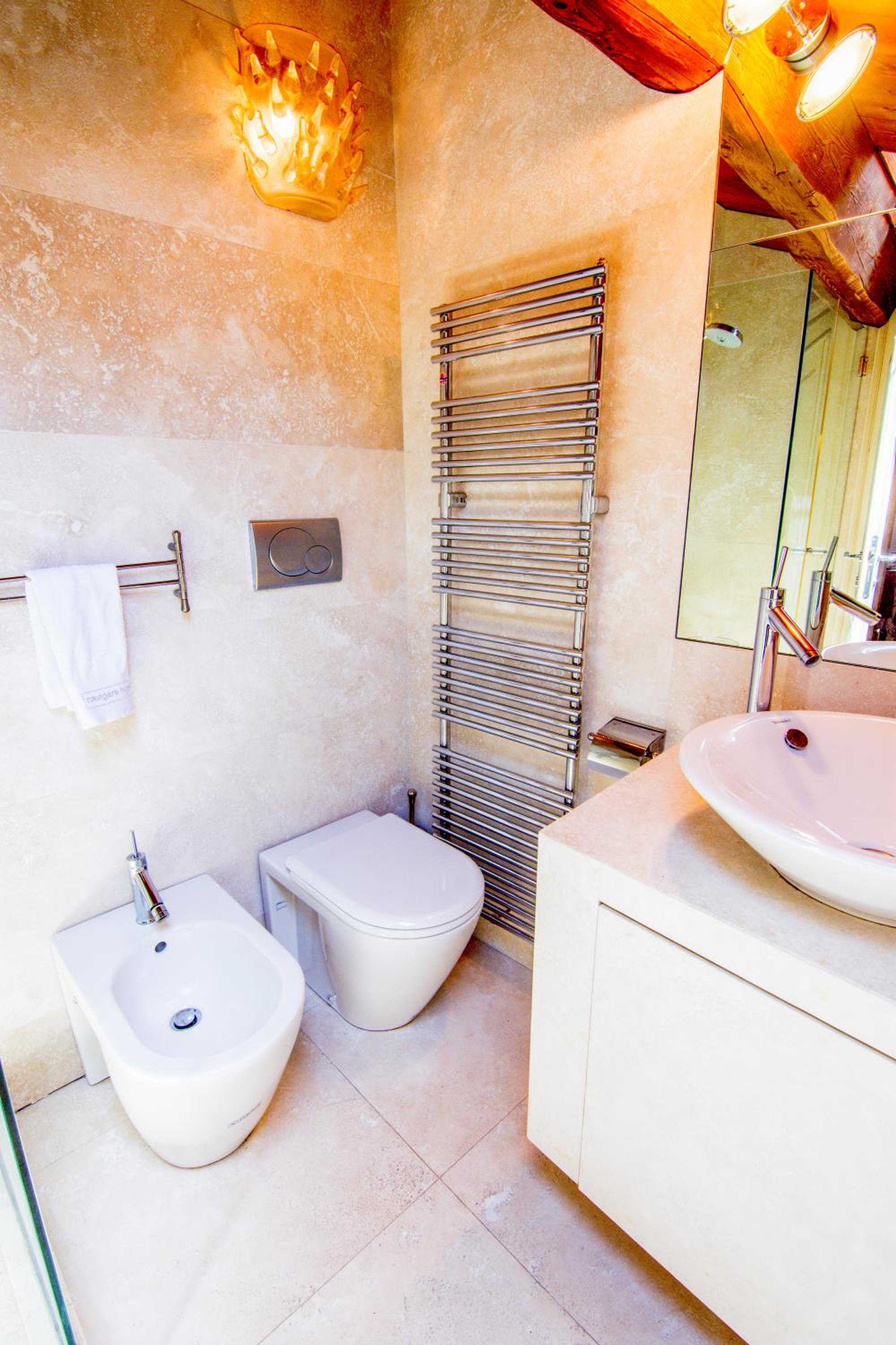Apartment - Split Level - Photo 10