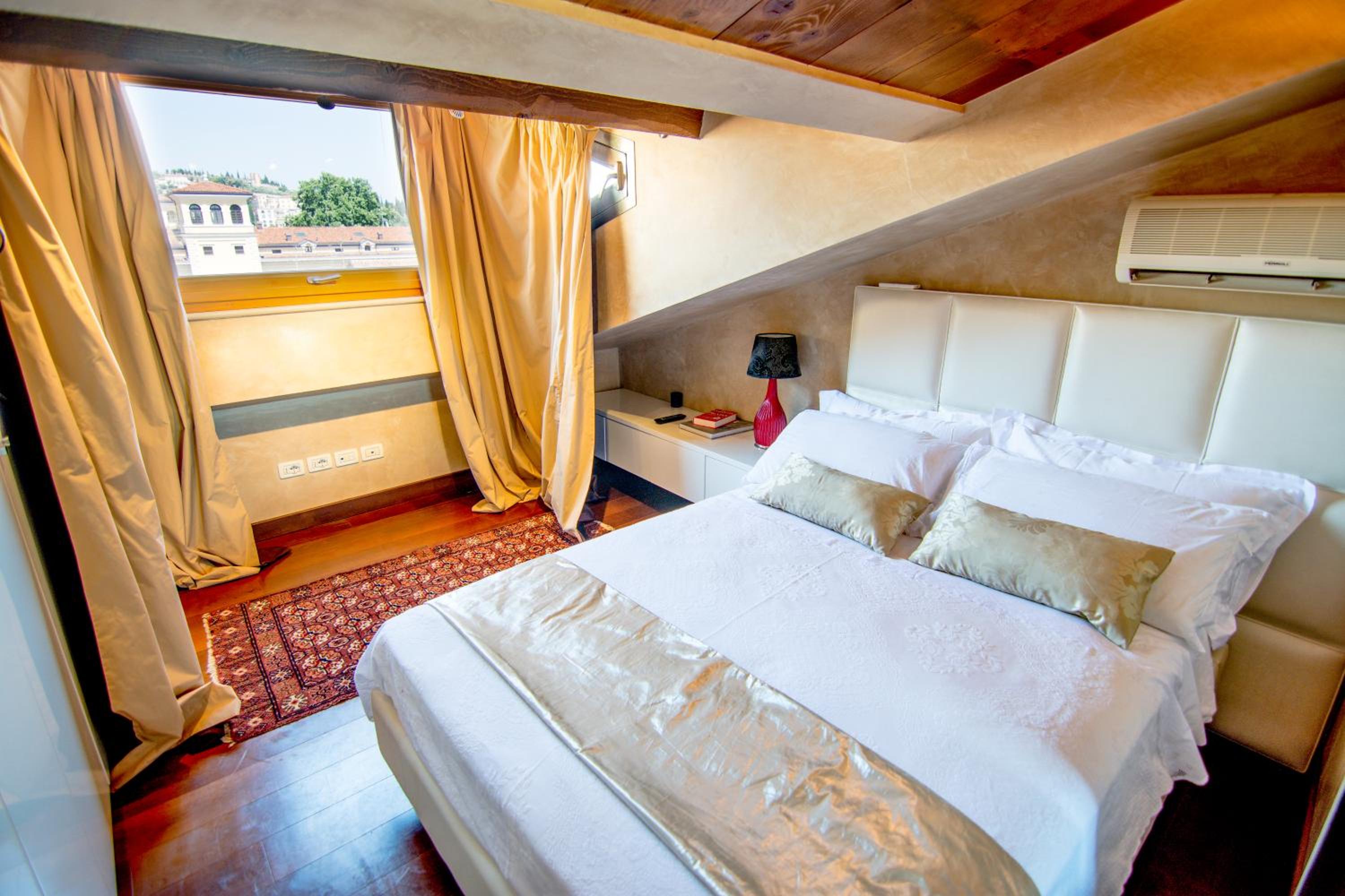 Apartment - Split Level - Photo 1