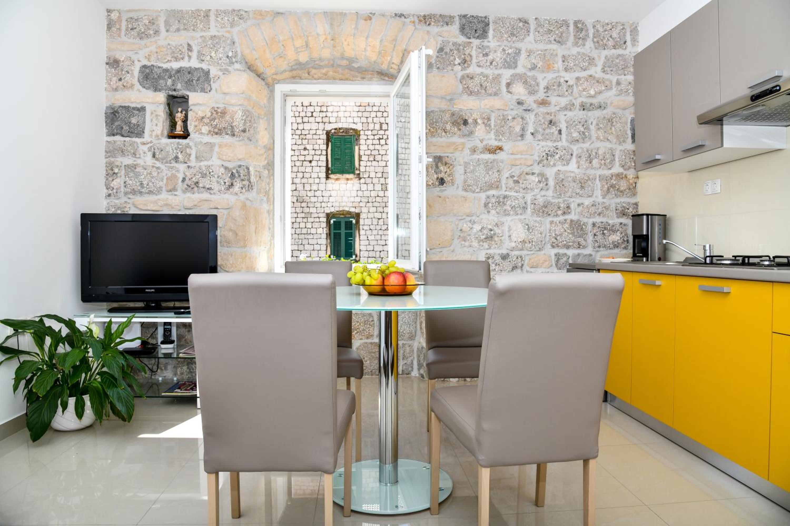 One-Bedroom Apartment - Photo 12
