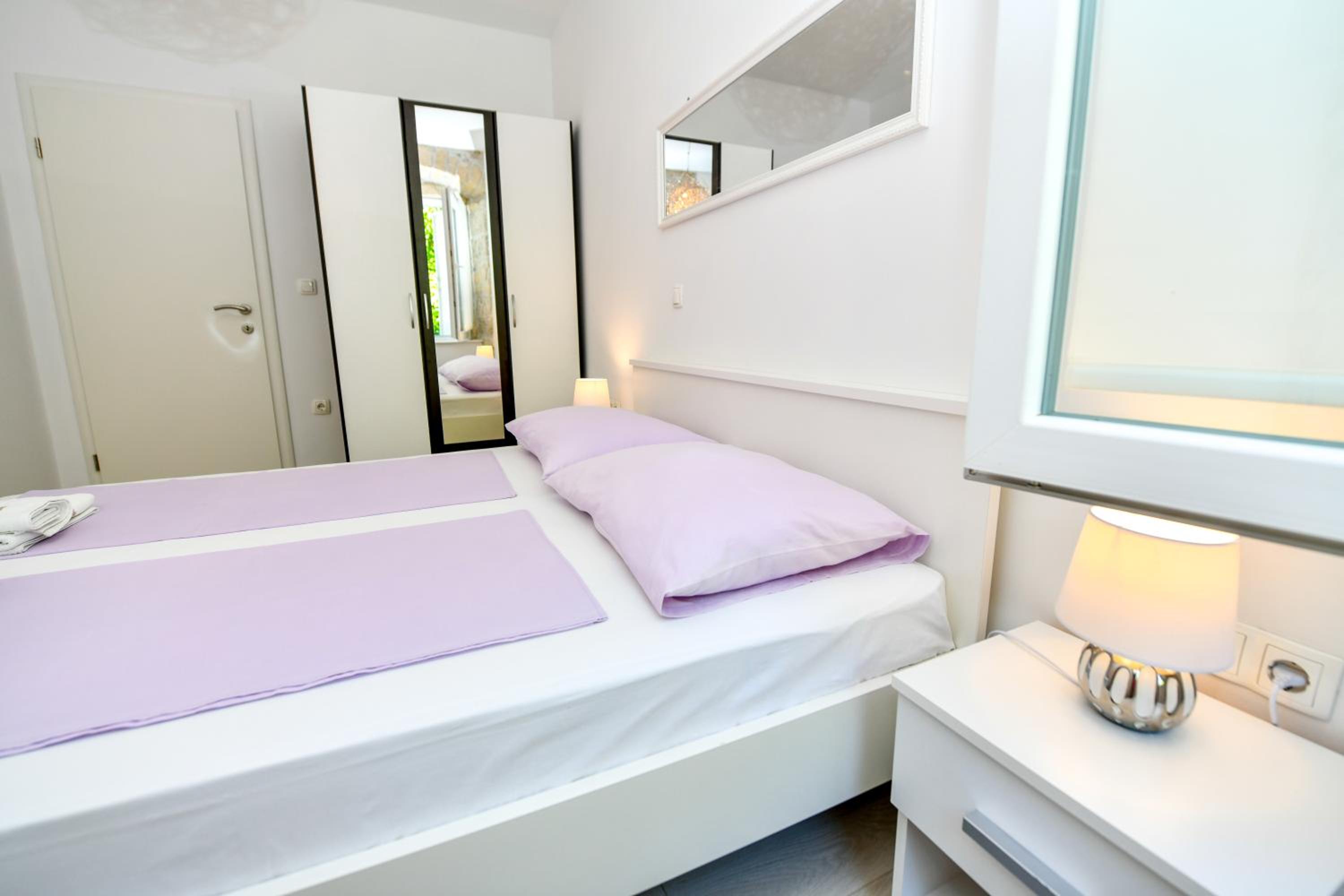 One-Bedroom Apartment - Photo 1