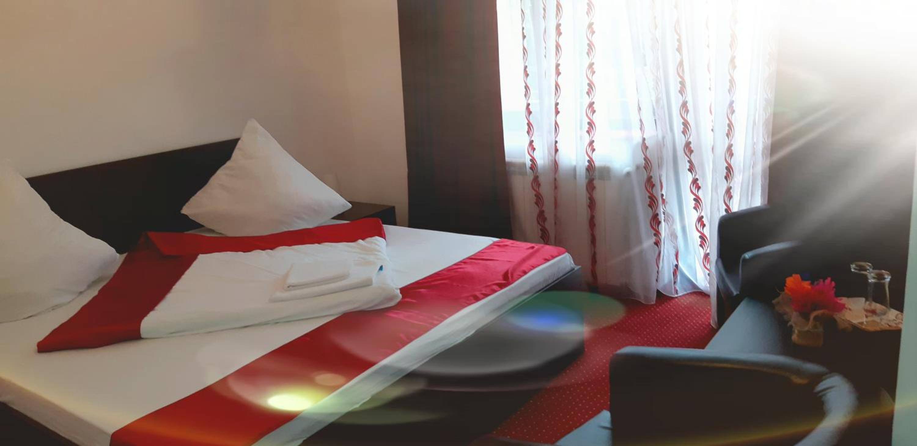 Deluxe Double Room with Shower - Photo 14
