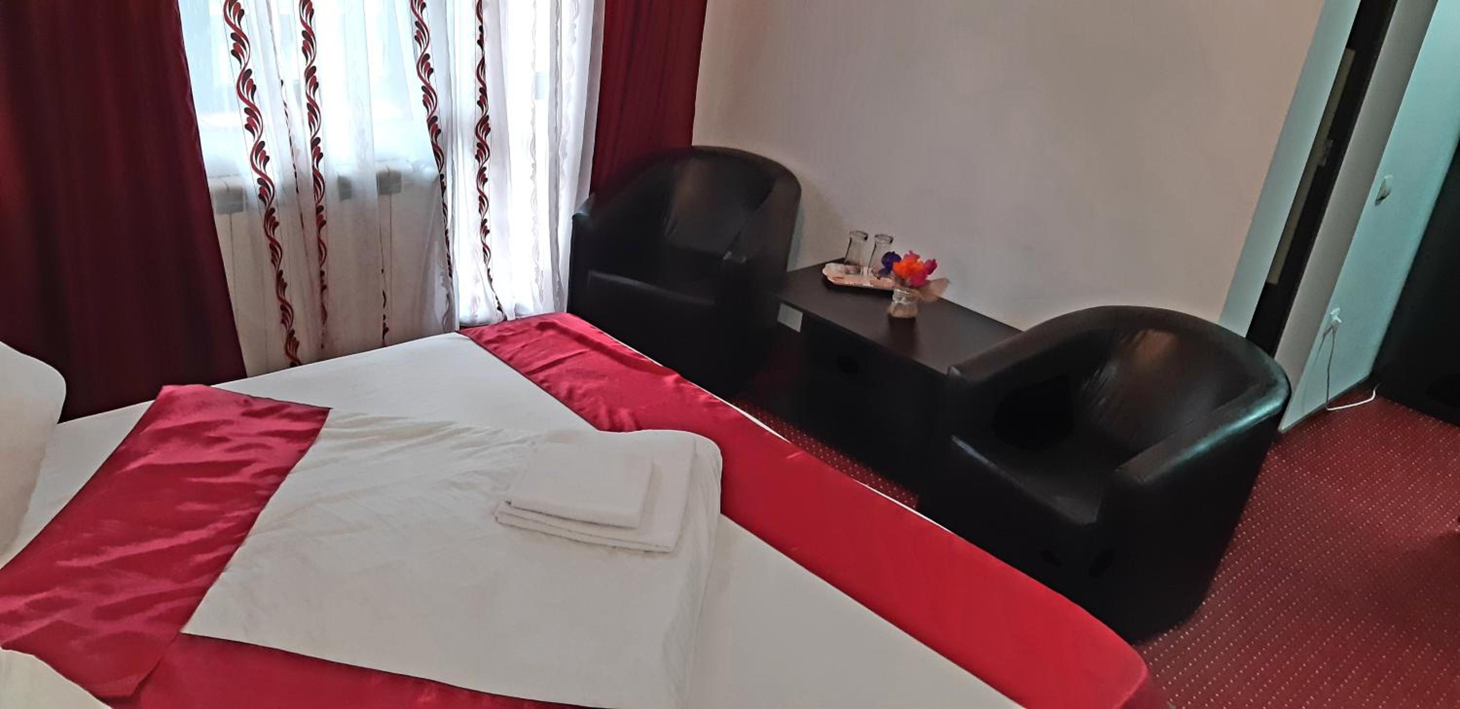 Deluxe Double Room with Shower - Photo 15
