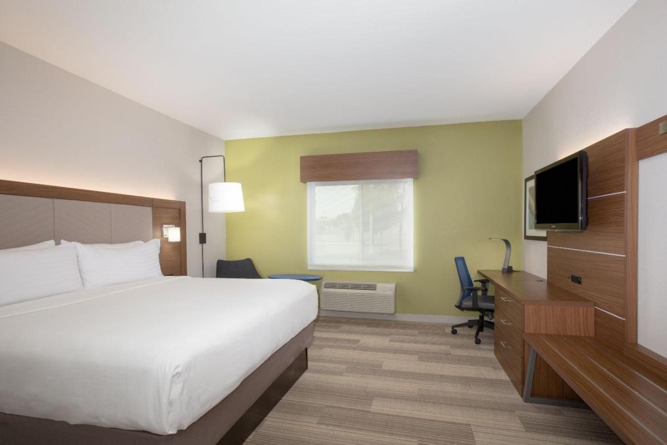 Standard King Room with Roll-in Shower - Mobility Accessible - Photo 1