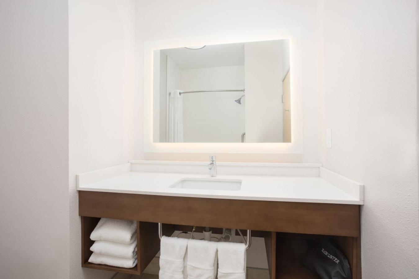 Standard King Room with Roll-in Shower - Mobility Accessible - Photo 4