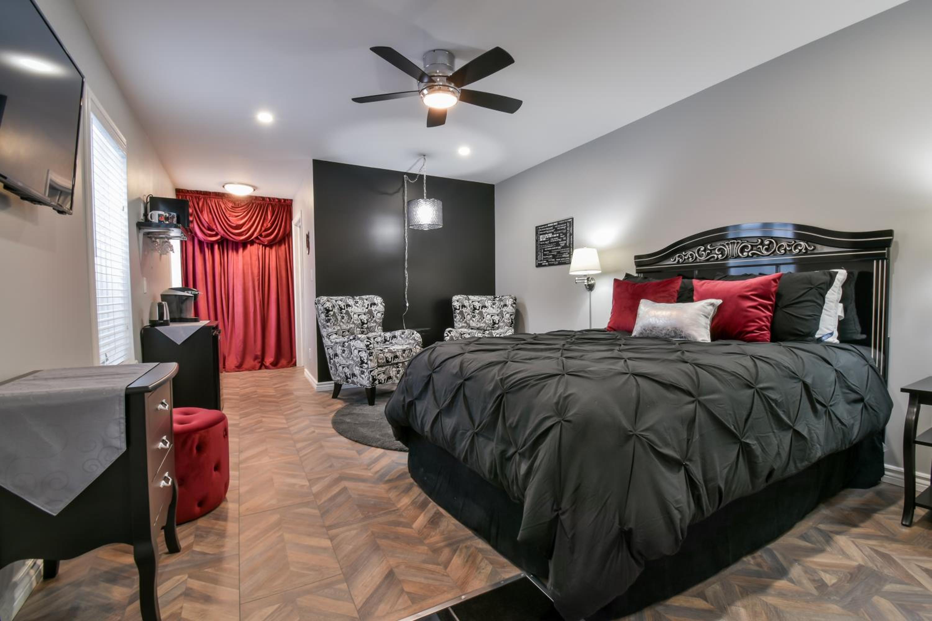 Deluxe Queen Suite