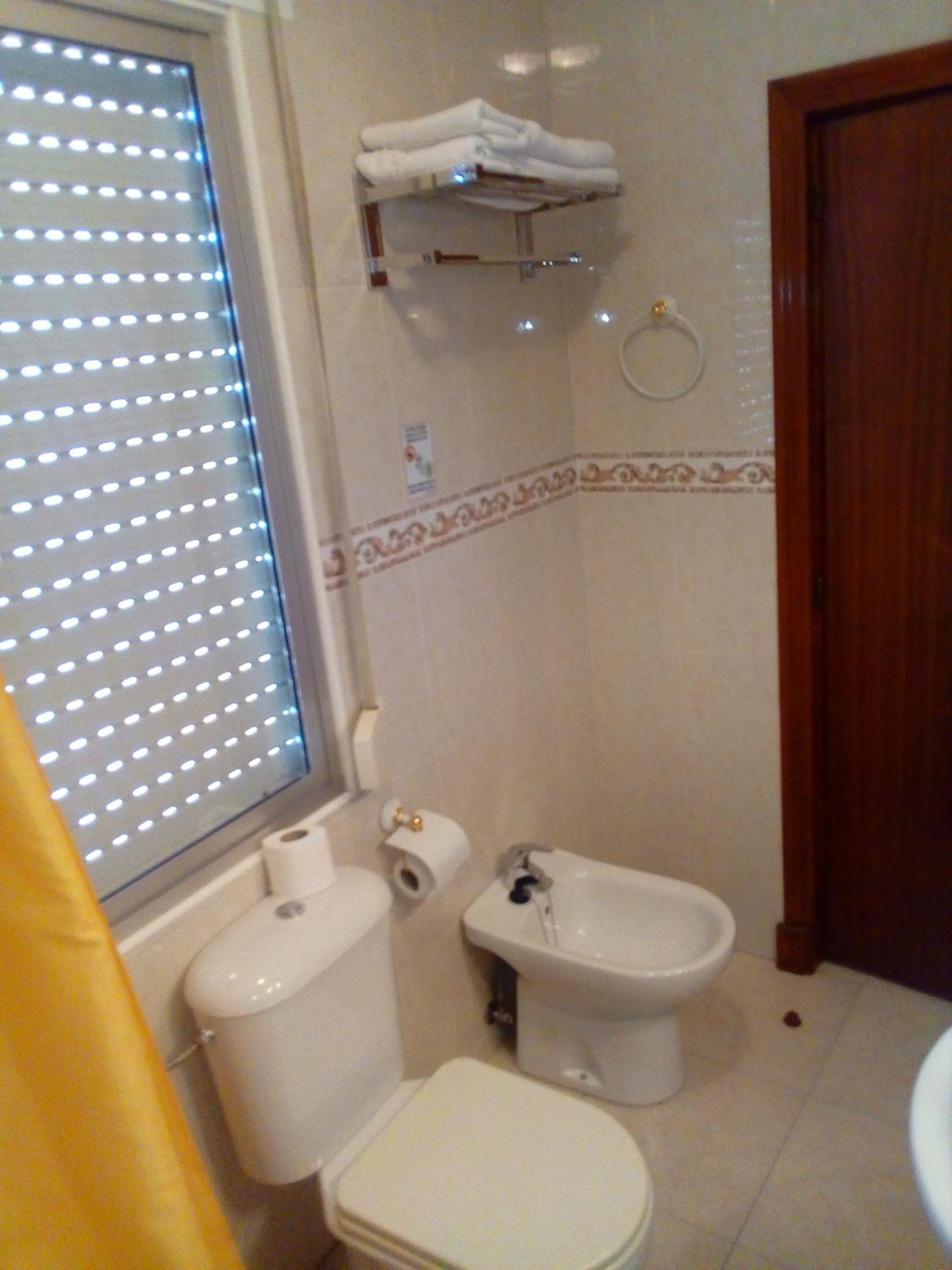 Standard Twin Room - Photo 7