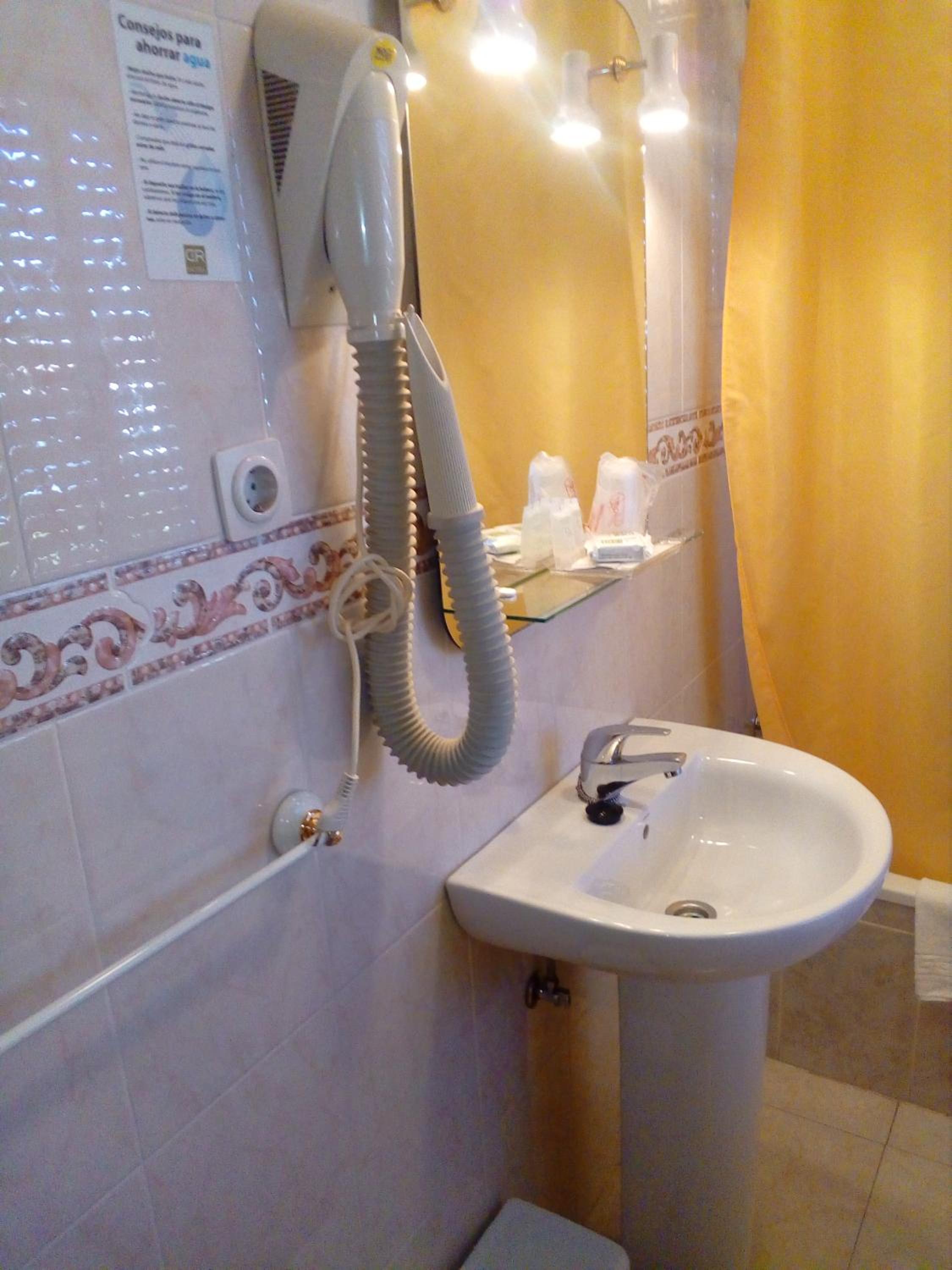 Standard Twin Room - Photo 4