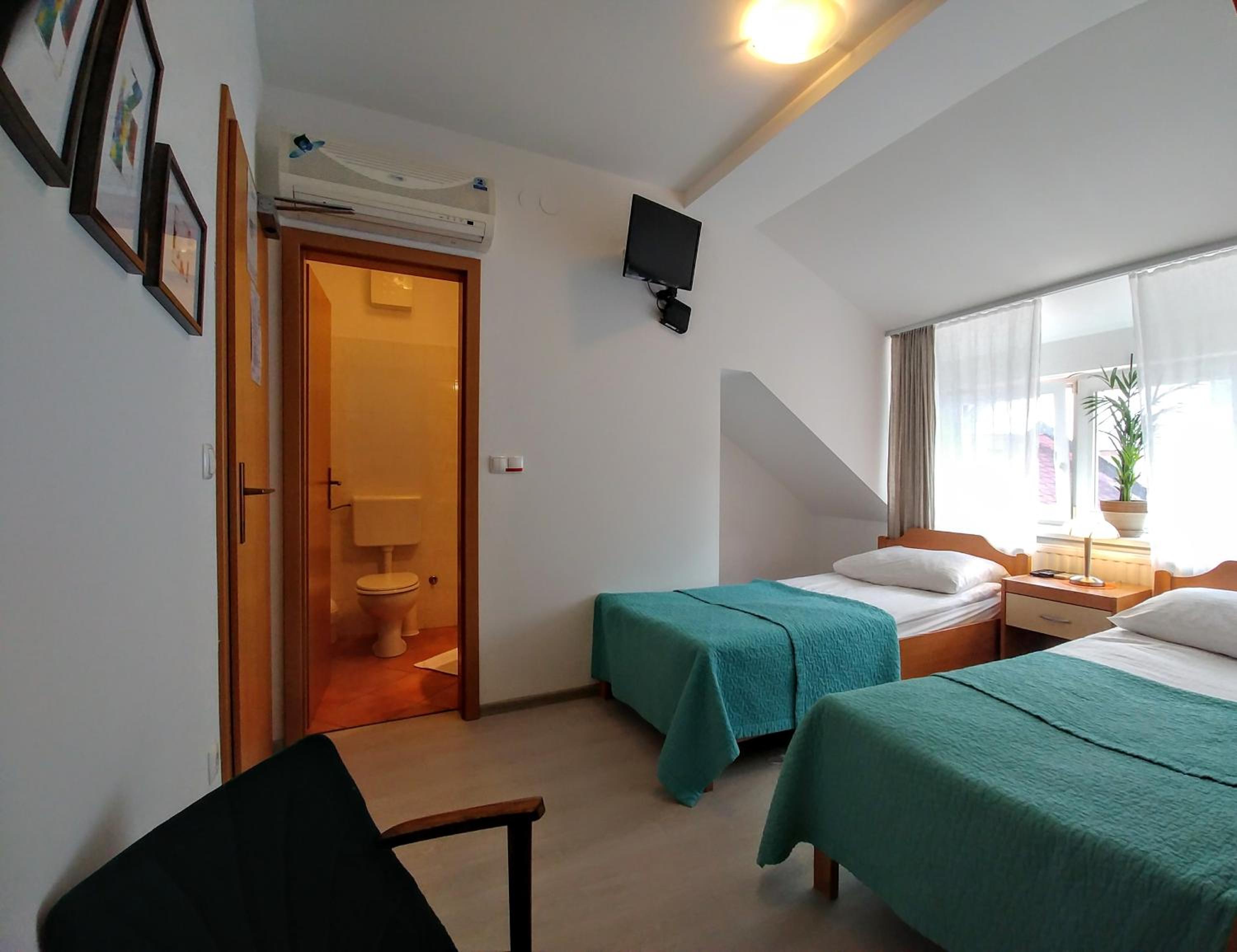 Twin Room with Private Bathroom photo 1