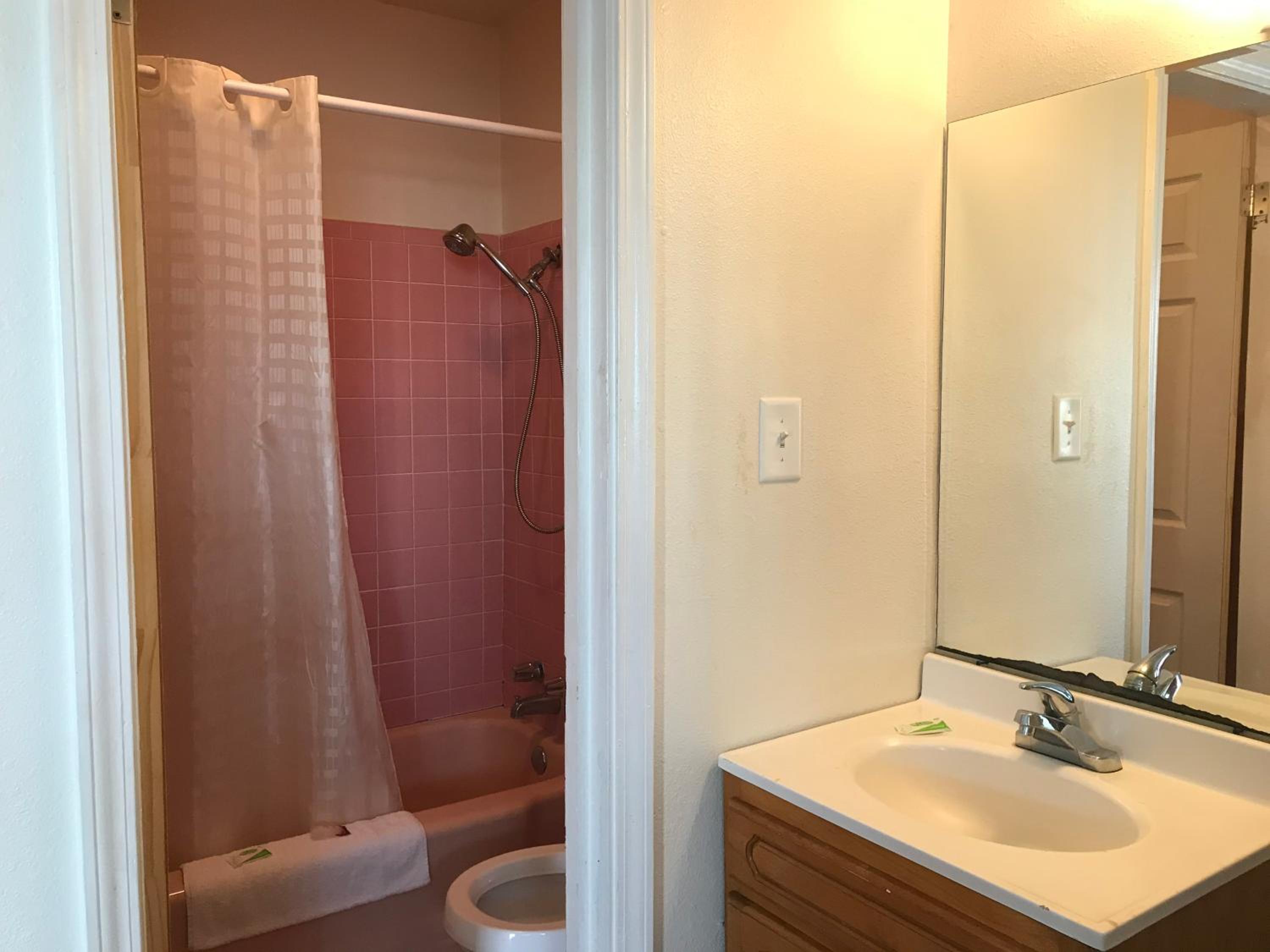 King Room - Non-Smoking - Photo 2