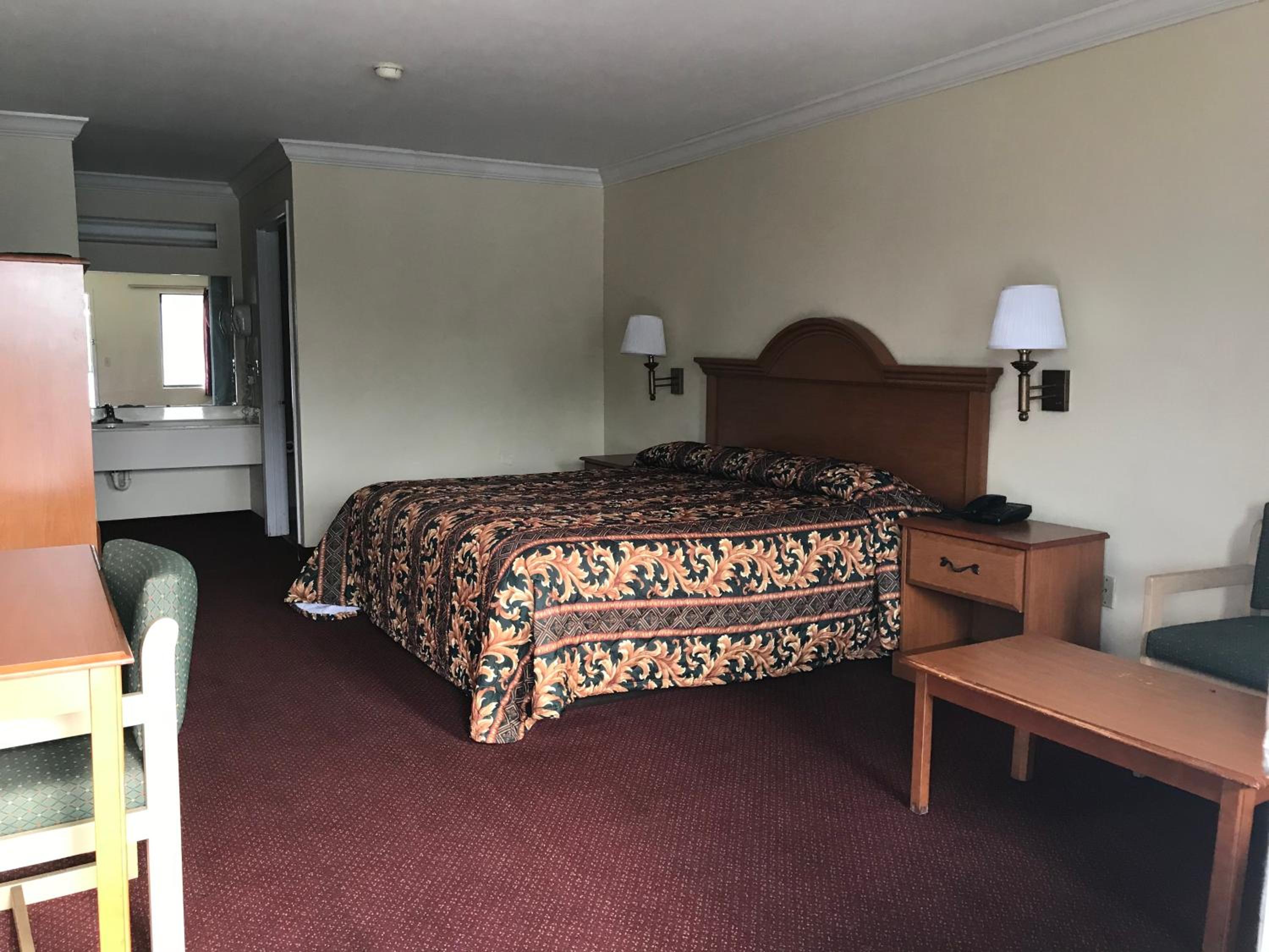 King Room - Non-Smoking - Photo 4