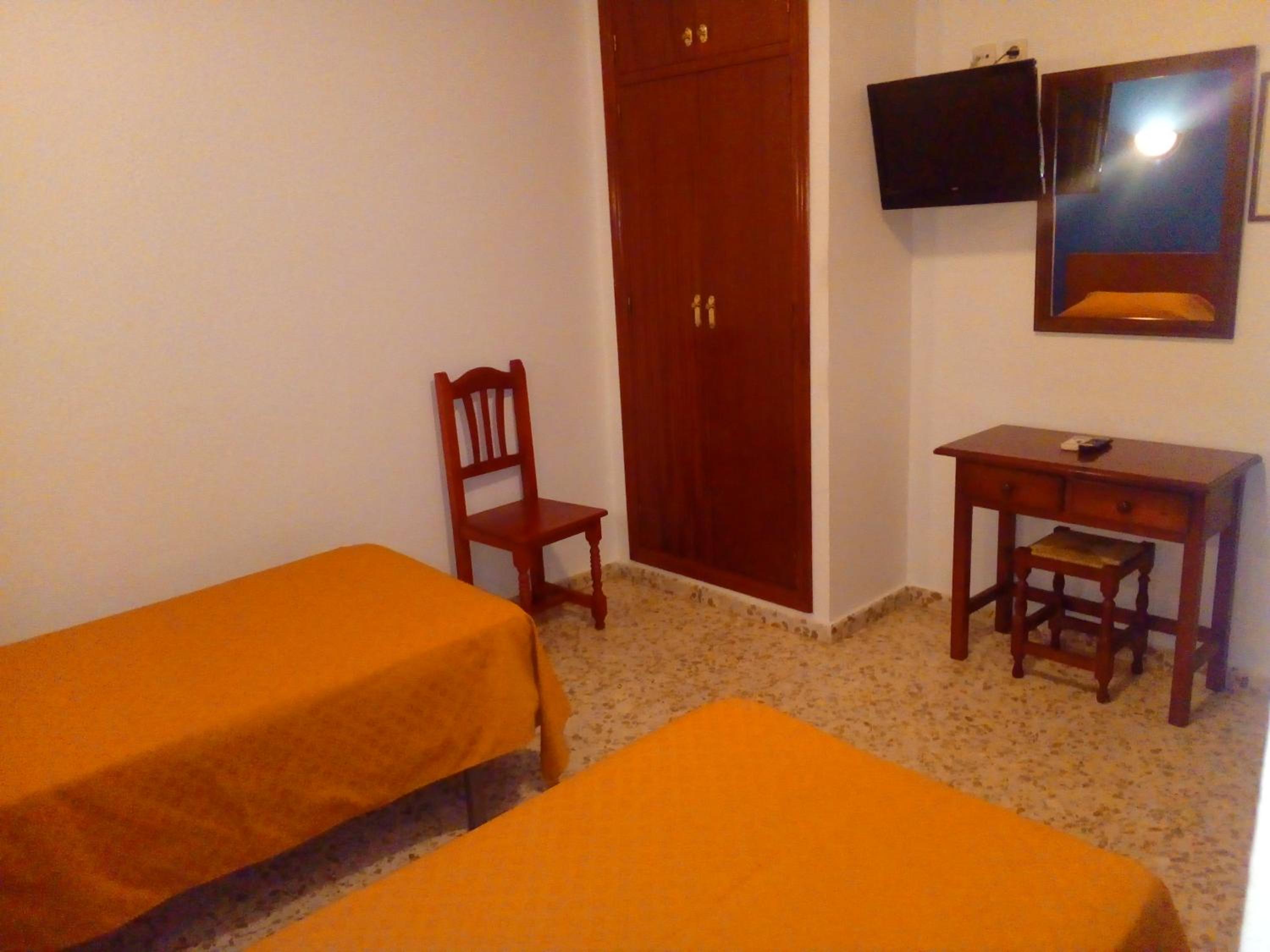 Standard Twin Room - Photo 3