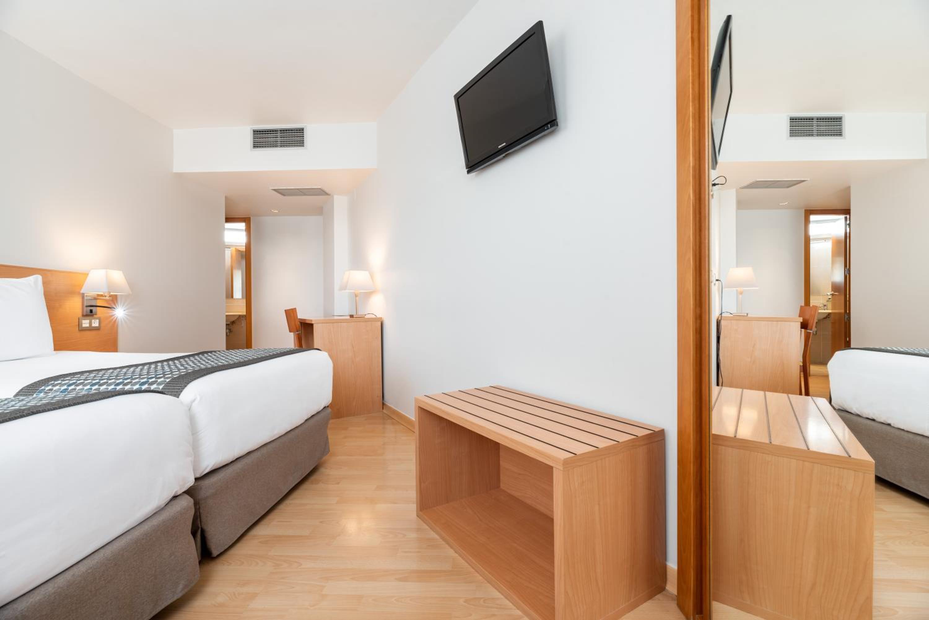 Standard Twin Room - Photo 4