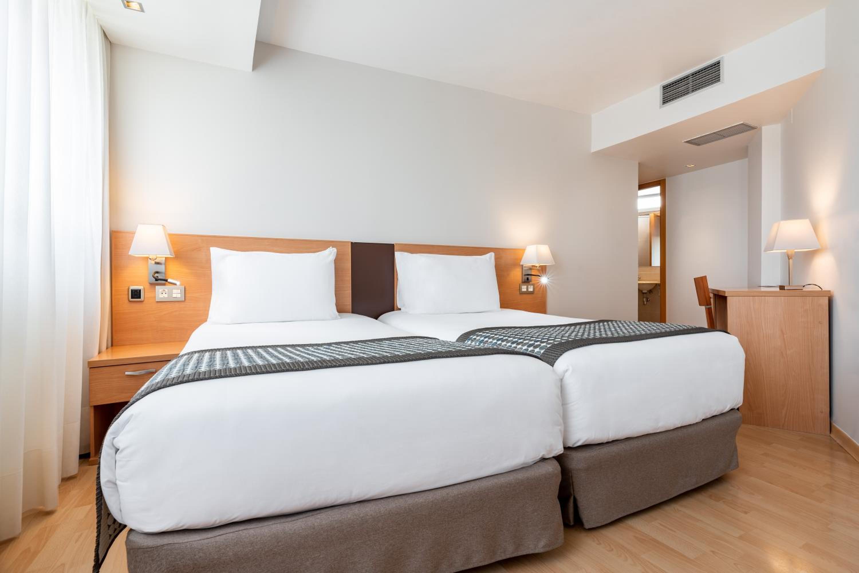 Standard Twin Room - Photo 1