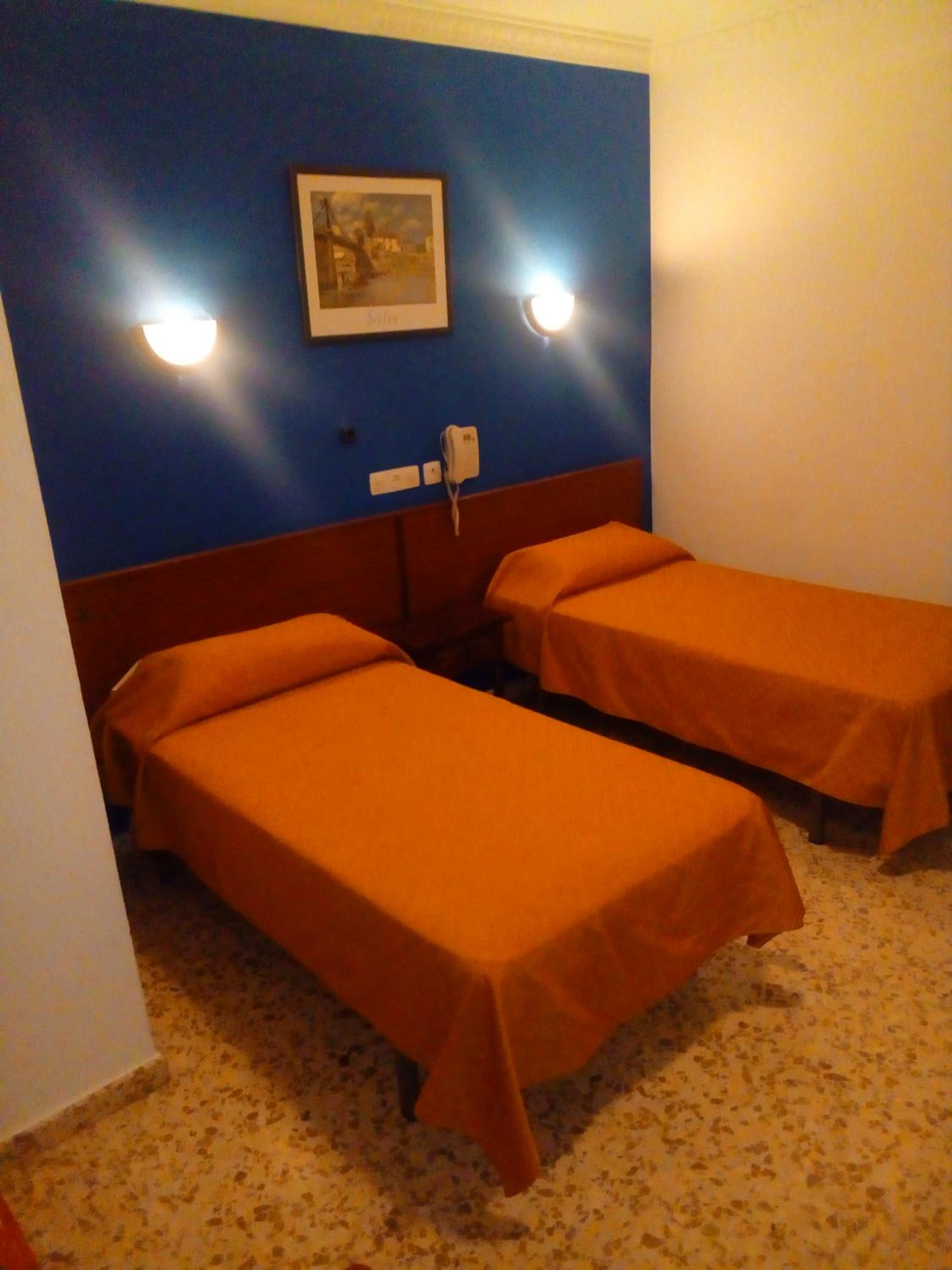Standard Twin Room - Photo 1