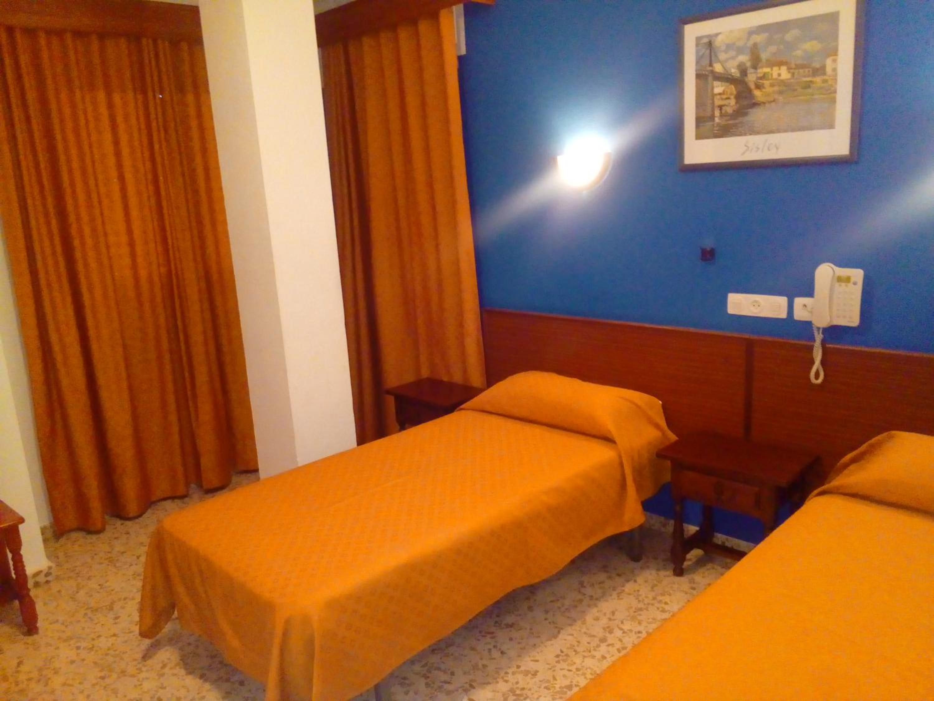 Standard Twin Room - Photo 2