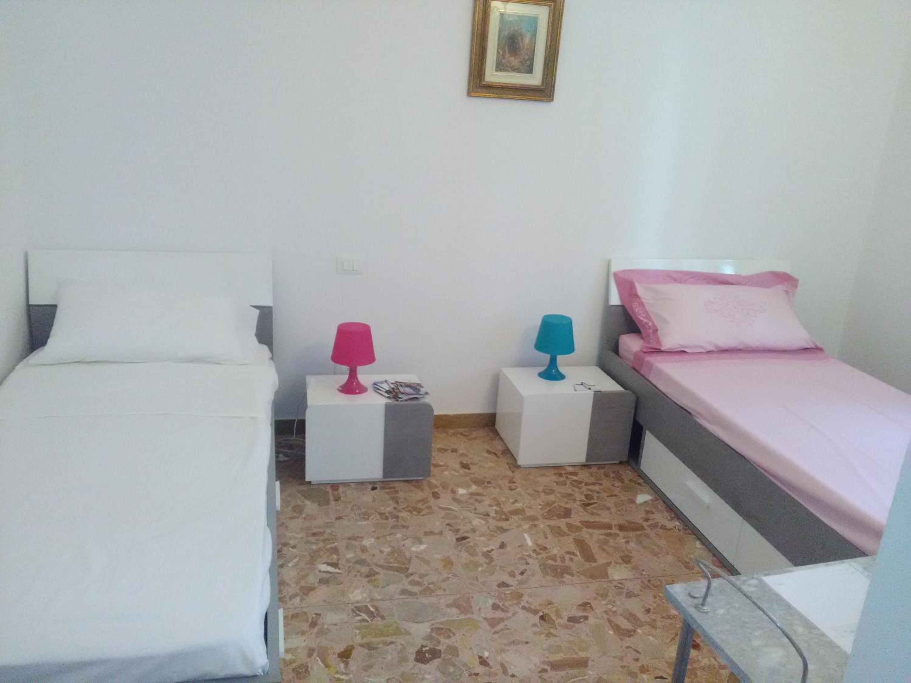 Budget Twin Room - Photo 7
