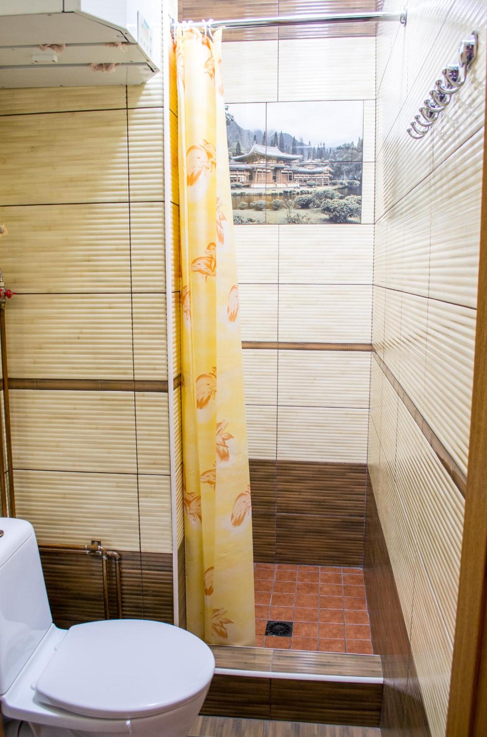 Family Room with Shared Bathroom photo 2