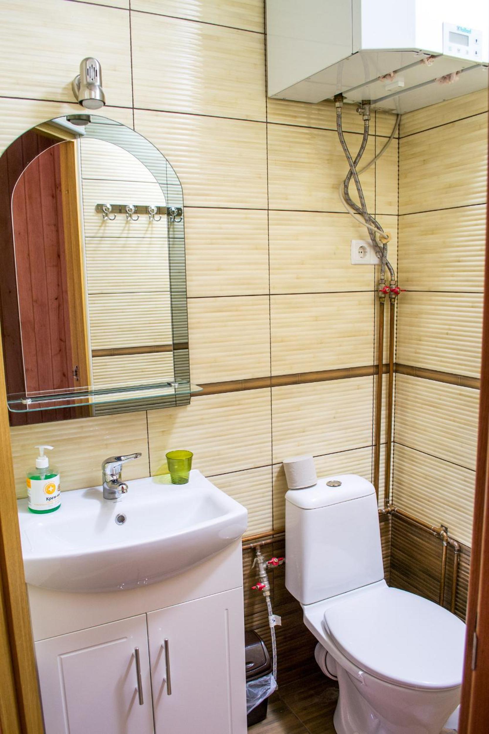 Family Room with Shared Bathroom photo 3